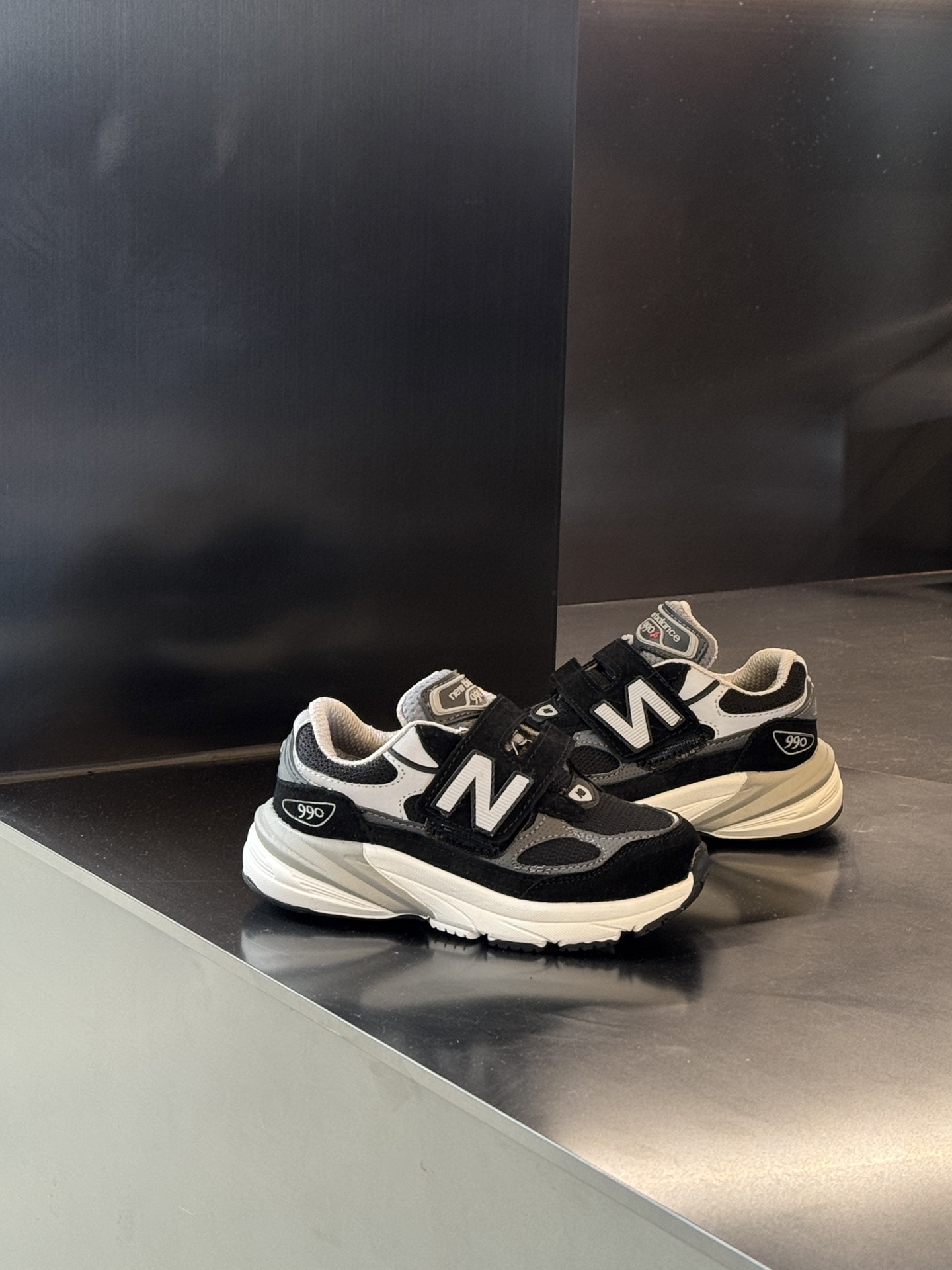 图片[2]-王炸爆款NB990 V6魔术贴童鞋. 新百L 990 高端美产系列经典复古休闲运动慢跑鞋，采用上乘猪麂皮结合网眼材质制作鞋身👏同时保留了双层填充鞋领、侧身「N」字 Logo、皮革后跟皮牌与 TPU 鞋跟设计，并搭载招牌 ENCAP 橡胶大底确保穿着舒适性👍尺码26-37 .-选品中心