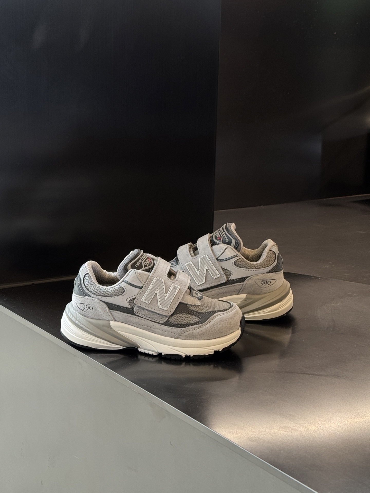 新色出货 王炸爆款NB990 V6猪八皮魔术贴童鞋 新百L 990 高端美产系列经典复古休闲运动慢跑鞋，采用上乘猪麂皮结合网眼材质制作鞋身👏同时保留了双层填充鞋领、侧身「N」字 Logo、皮革后跟皮牌与 TPU 鞋跟设计，并搭载招牌 ENCAP 橡胶大底确保穿着舒适性👍尺码26-37-选品中心