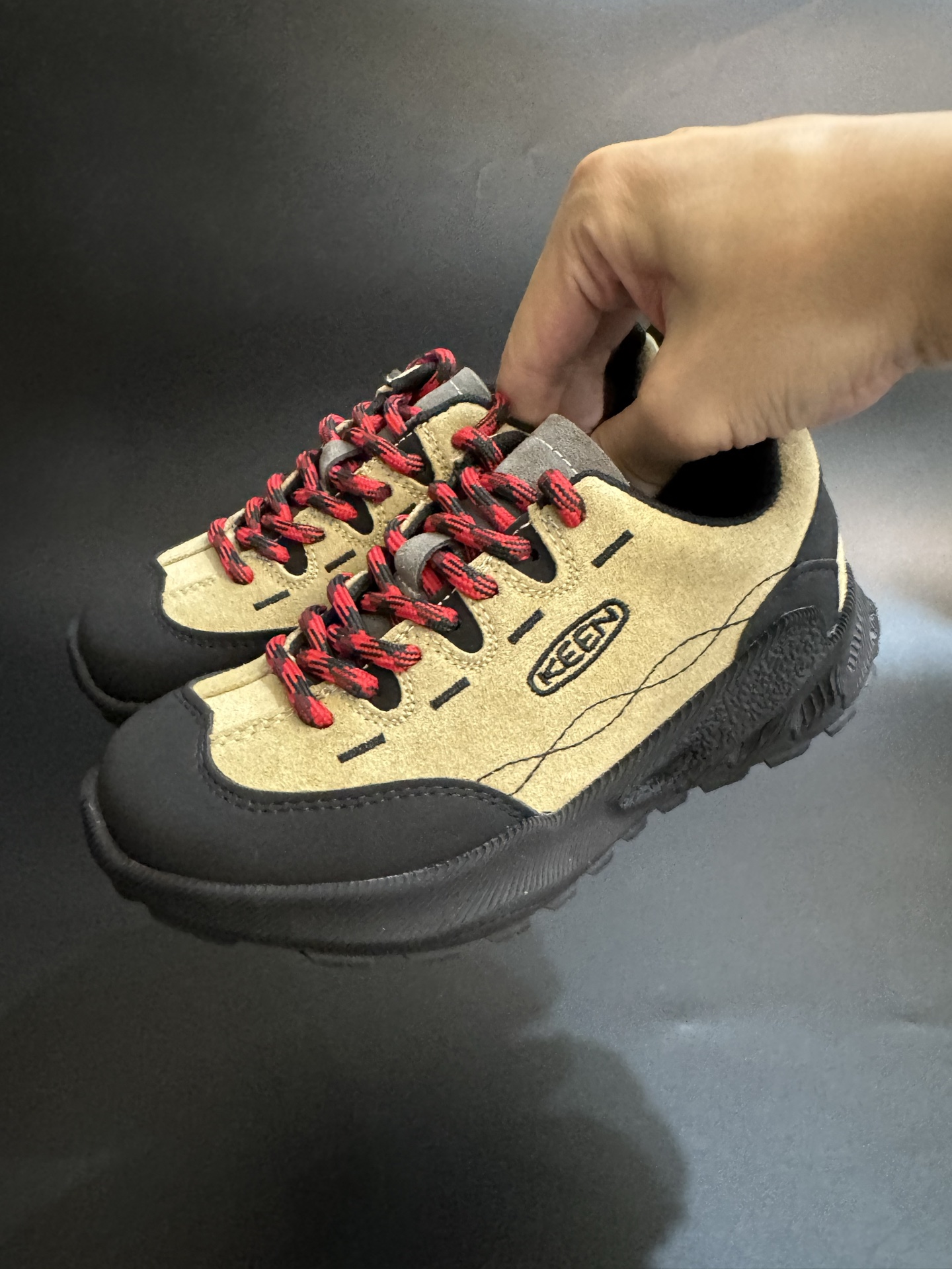 KEEN 联名款儿童鞋户外徒步登山运动鞋童鞋 户外登山运动 萌宝必备童鞋🔥 优质麂皮面料，防水材质✌🏻 橡胶耐磨防滑大底，脚感超赞👍🏻 丑萌丑萌的超可爱😍 尺码：26-37-选品中心