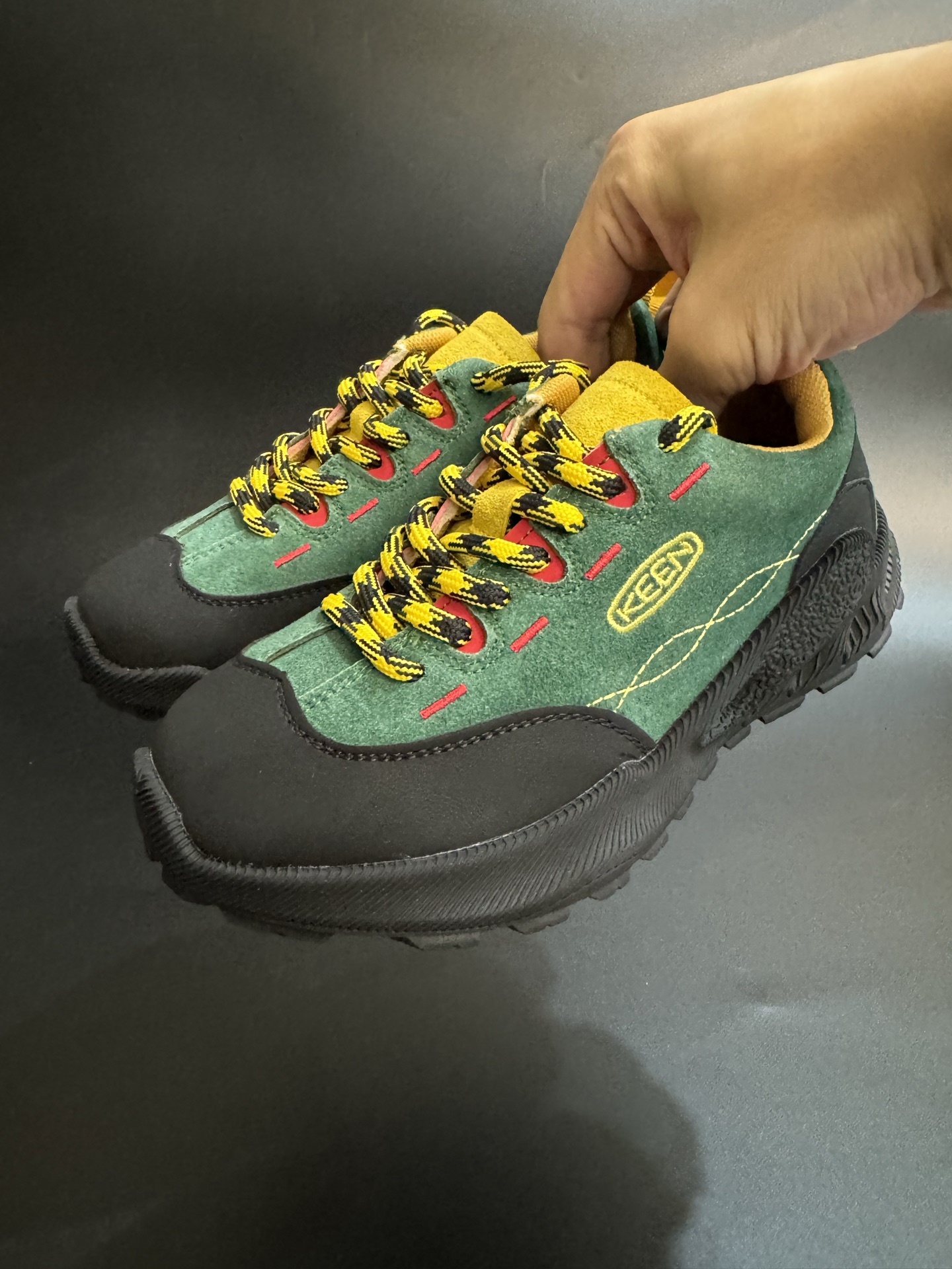 KEEN 联名款儿童鞋户外徒步登山运动鞋童鞋 户外登山运动 萌宝必备童鞋🔥 优质麂皮面料，防水材质✌🏻 橡胶耐磨防滑大底，脚感超赞👍🏻 丑萌丑萌的超可爱😍 尺码：26-37-选品中心