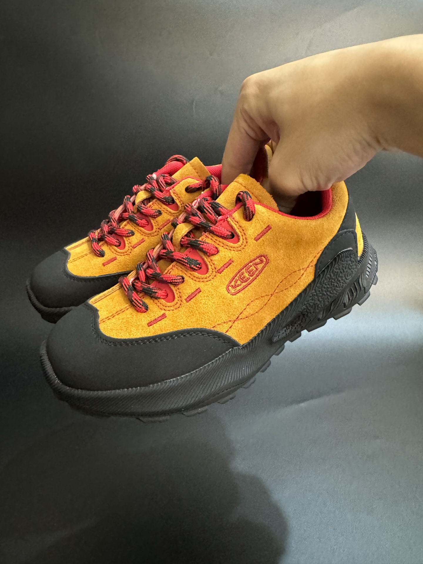 KEEN 联名款儿童鞋户外徒步登山运动鞋童鞋 户外登山运动 萌宝必备童鞋🔥 优质麂皮面料，防水材质✌🏻 橡胶耐磨防滑大底，脚感超赞👍🏻 丑萌丑萌的超可爱😍 尺码：26-37-选品中心