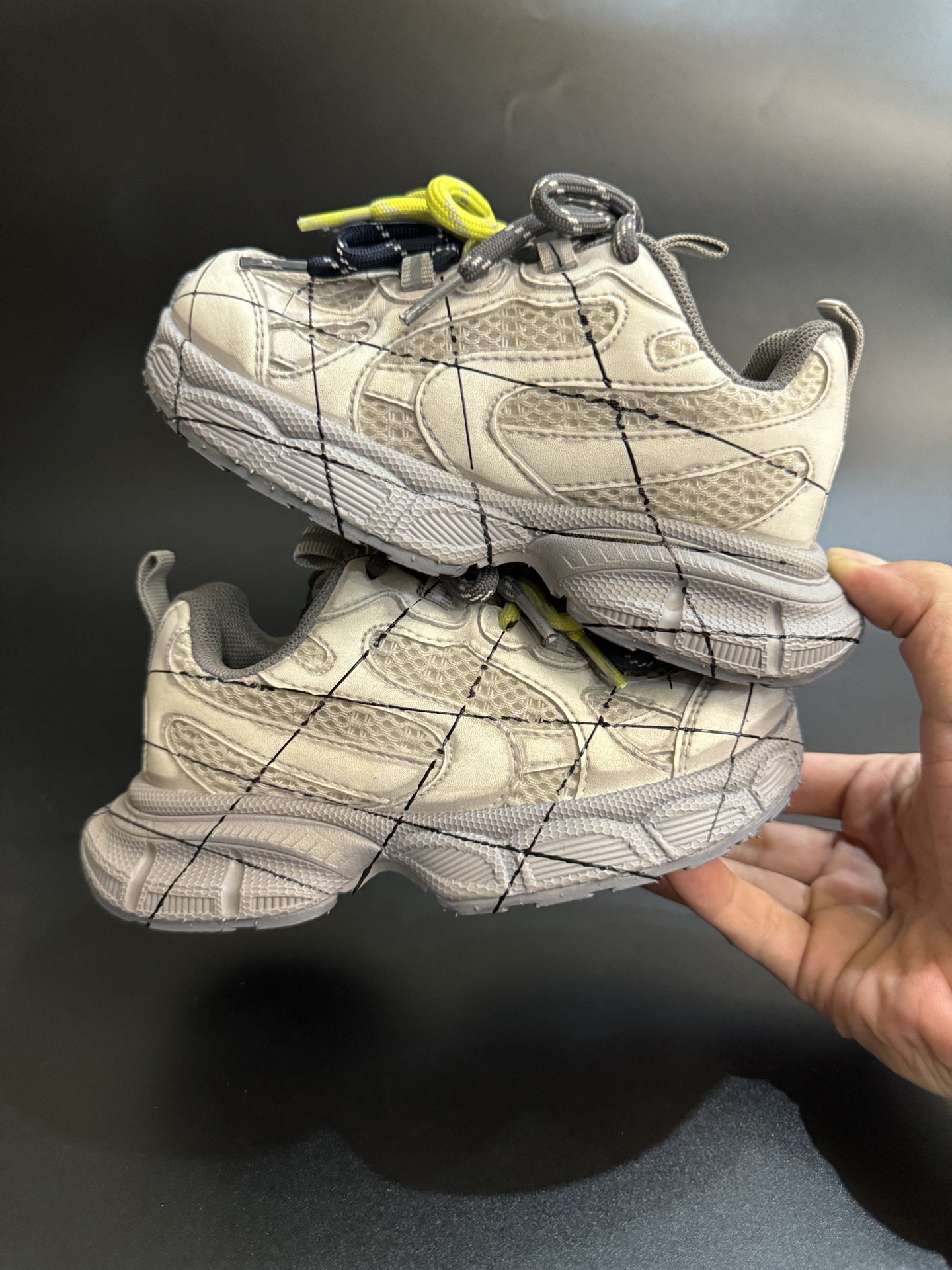 图片[9]-巴黎世家涂鸦版魔术贴老爹鞋儿童鞋厚底男女童鞋运动鞋26-37码. 魔术贴设计，穿脱也超方便✌🏻.. 涂鸦设计，透气舒适☁️.-选品中心