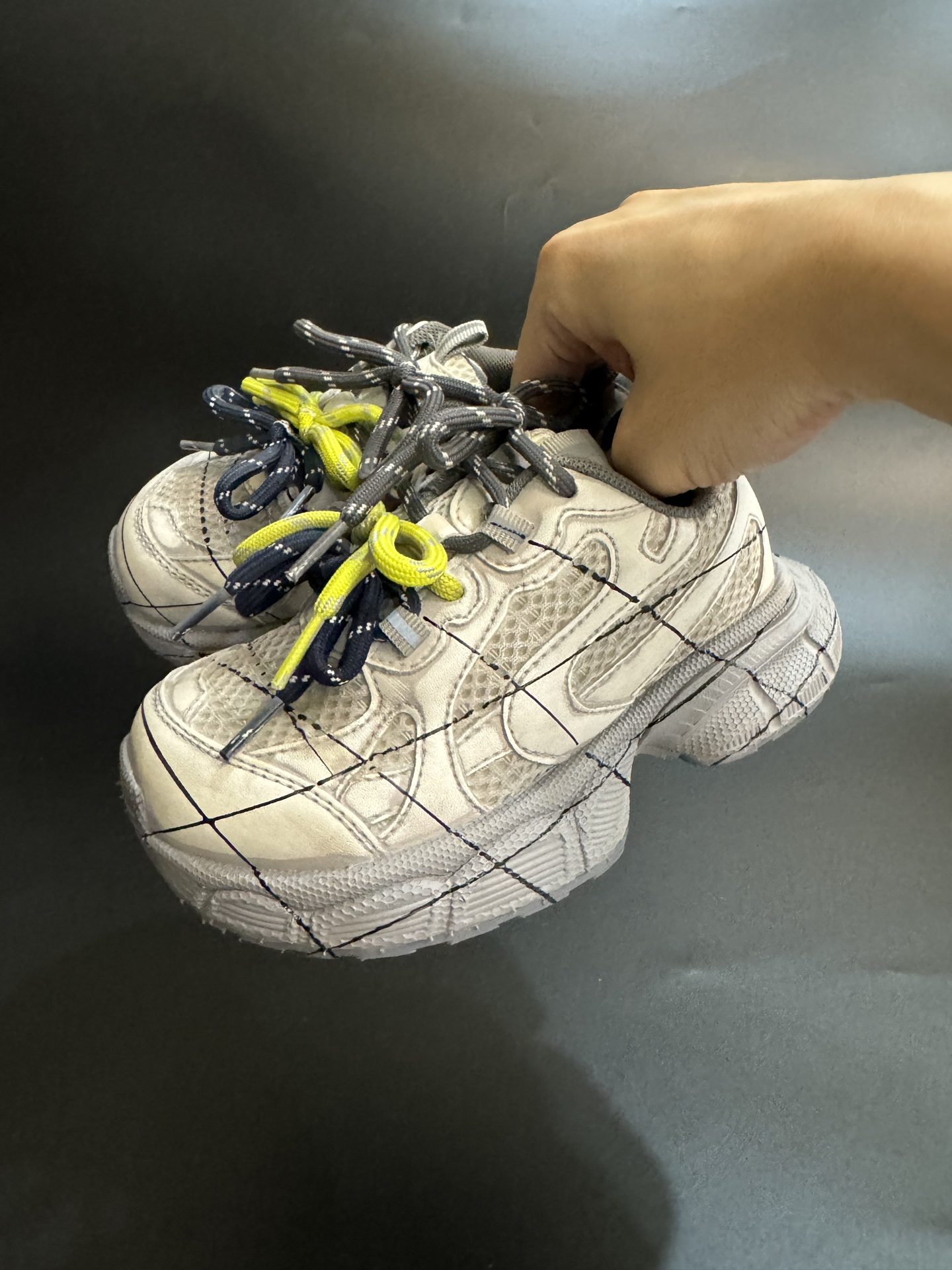 图片[2]-巴黎世家涂鸦版魔术贴老爹鞋儿童鞋厚底男女童鞋运动鞋26-37码. 魔术贴设计，穿脱也超方便✌🏻.. 涂鸦设计，透气舒适☁️.-选品中心