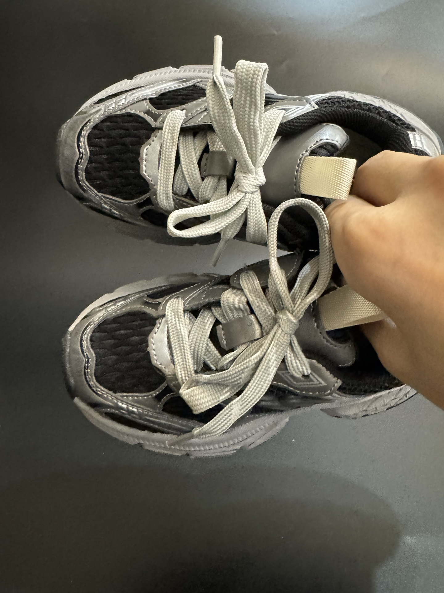 巴黎10代儿童魔术贴老爹鞋轻便厚底时尚运动童鞋26-37码 经典巴黎世家老爹鞋🆕双网面设计，透气又舒适☁️.魔术贴设计，穿脱方便✌🏻.-选品中心