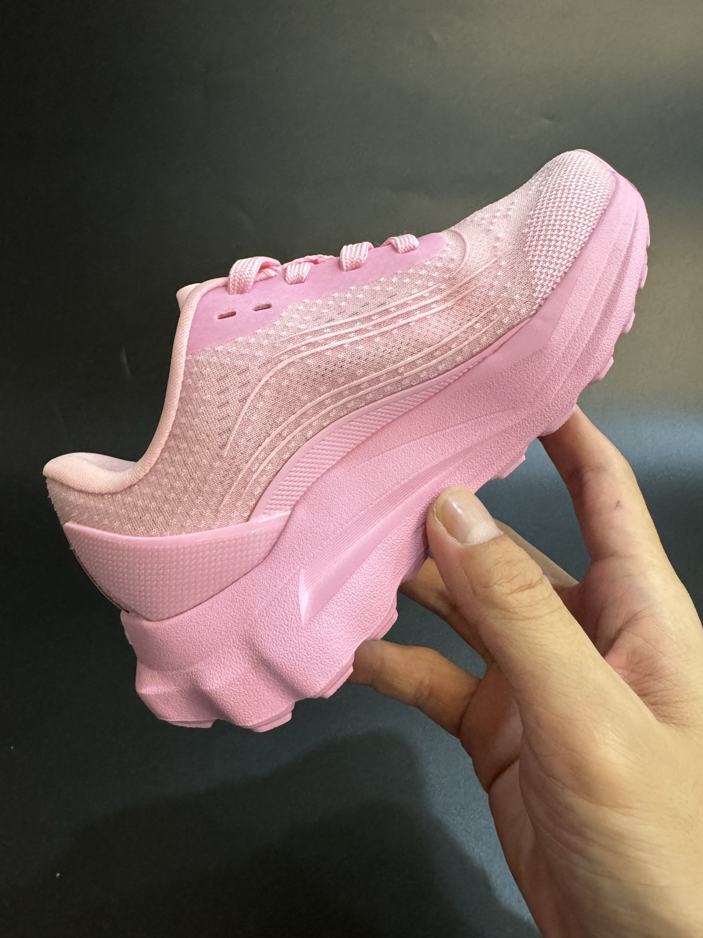 图片[5]-alo yoga Alo Runner 舒适柔软透气童鞋儿童运动鞋跑步鞋 尺码25–35 透气性鞋面 舒适不闷脚☁️ 耐磨防滑轻便大底，脚感超赞👍🏻-选品中心