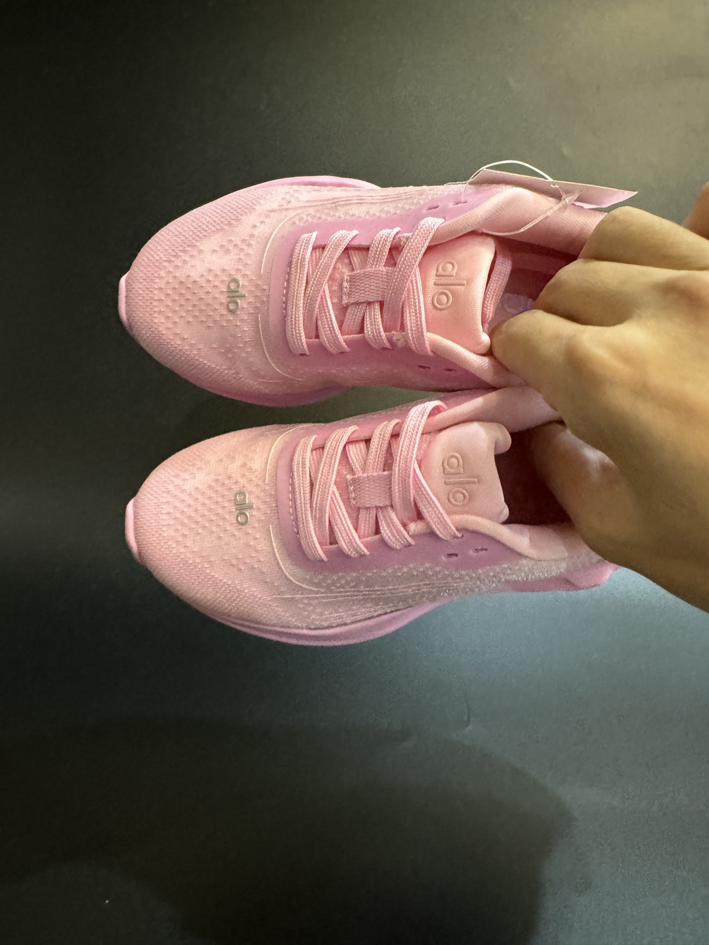 图片[2]-alo yoga Alo Runner 舒适柔软透气童鞋儿童运动鞋跑步鞋 尺码25–35 透气性鞋面 舒适不闷脚☁️ 耐磨防滑轻便大底，脚感超赞👍🏻-选品中心