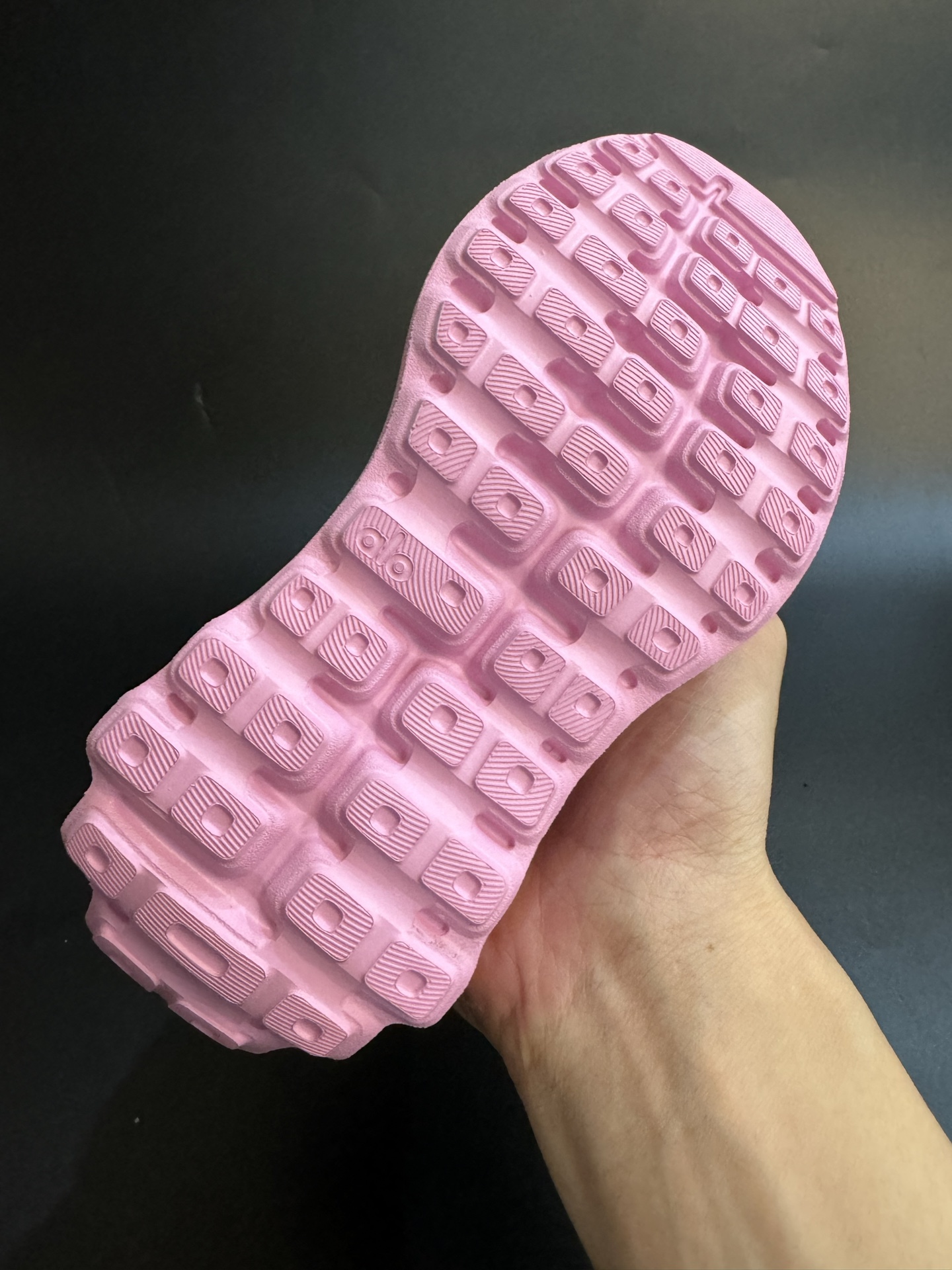 图片[8]-alo yoga Alo Runner 舒适柔软透气童鞋儿童运动鞋跑步鞋 尺码25–35 透气性鞋面 舒适不闷脚☁️ 耐磨防滑轻便大底，脚感超赞👍🏻-选品中心