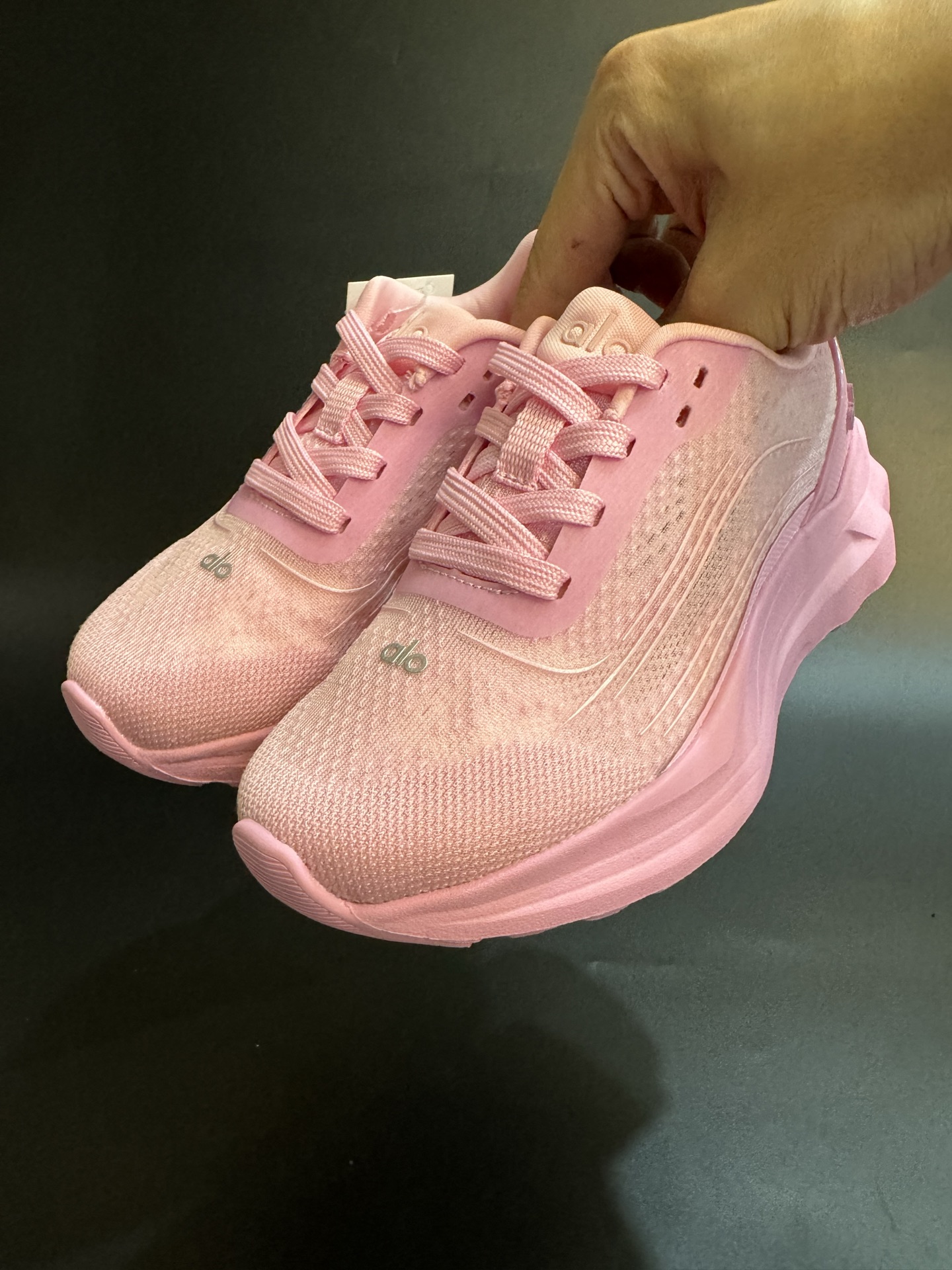 alo yoga Alo Runner 舒适柔软透气童鞋儿童运动鞋跑步鞋 尺码25–35 透气性鞋面 舒适不闷脚☁️ 耐磨防滑轻便大底，脚感超赞👍🏻-选品中心