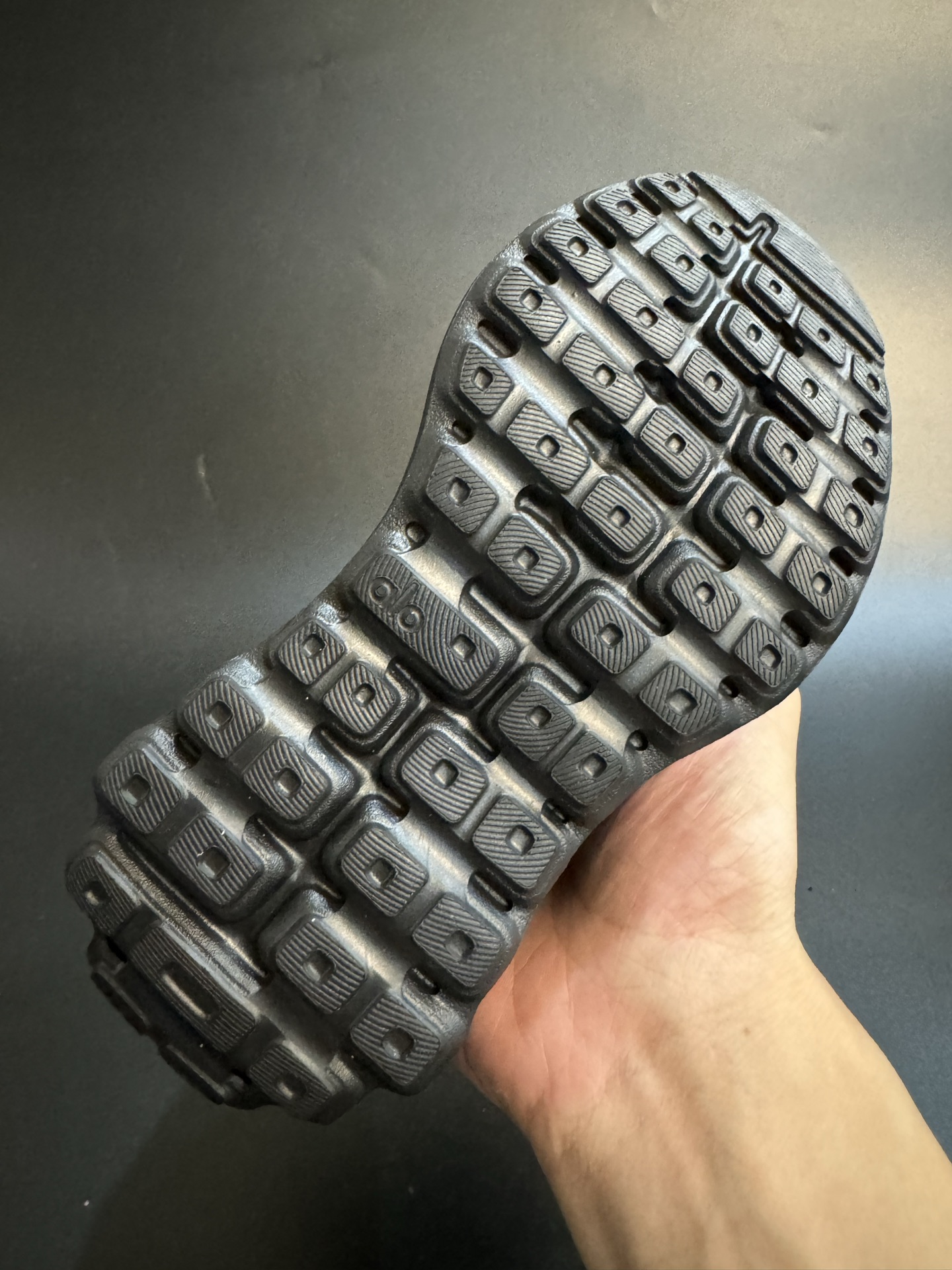 图片[8]-alo yoga Alo Runner 舒适柔软透气童鞋儿童运动鞋跑步鞋 尺码25–35 透气性鞋面 舒适不闷脚☁️ 耐磨防滑轻便大底，脚感超赞👍🏻-选品中心