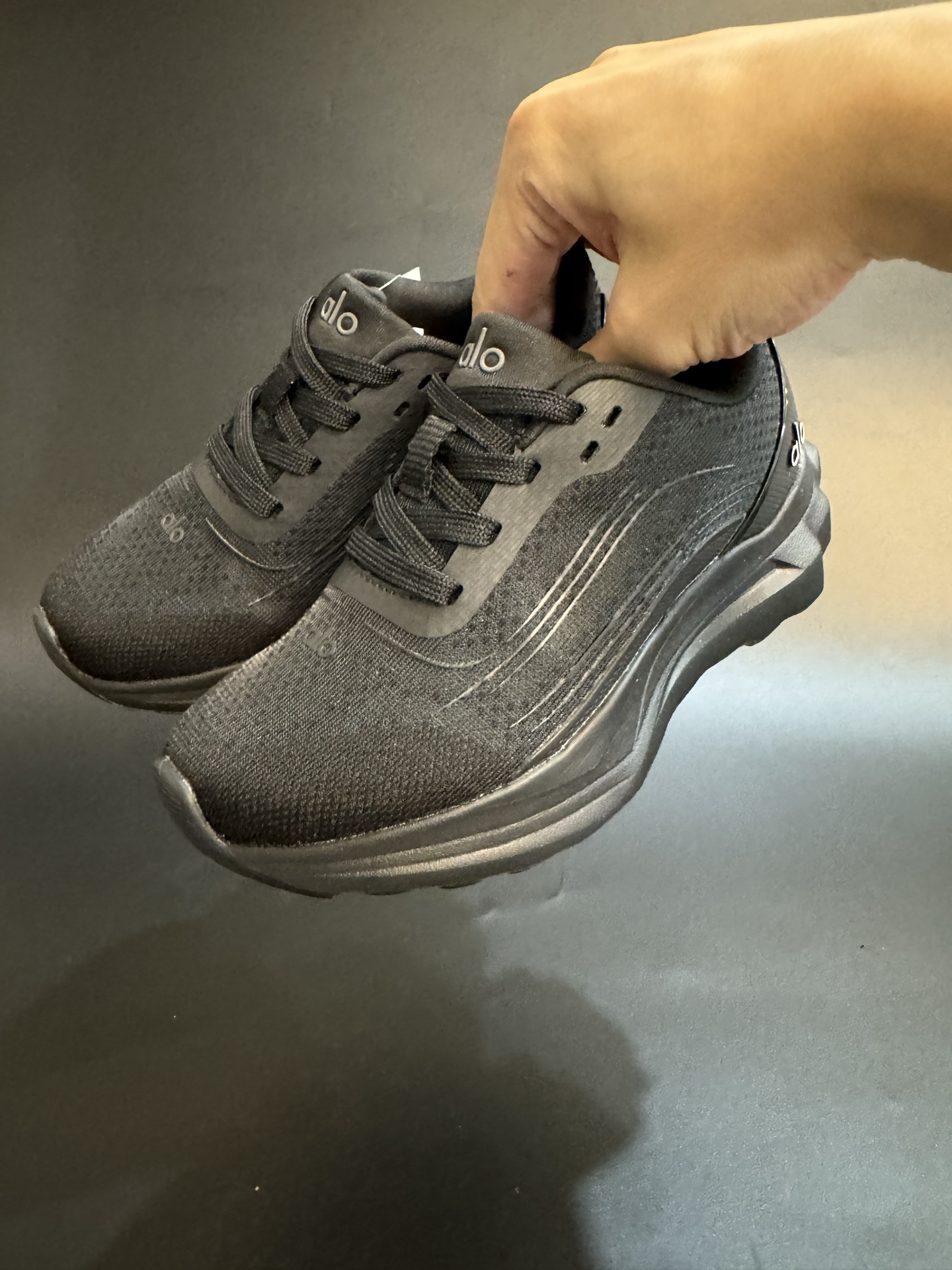 alo yoga Alo Runner 舒适柔软透气童鞋儿童运动鞋跑步鞋 尺码25–35 透气性鞋面 舒适不闷脚☁️ 耐磨防滑轻便大底，脚感超赞👍🏻-选品中心