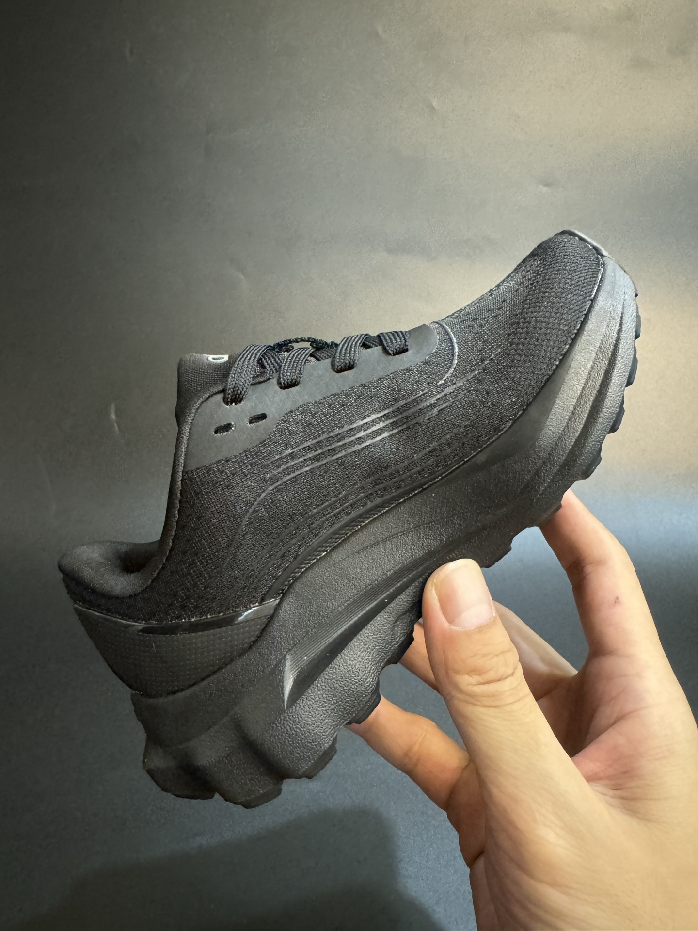 图片[5]-alo yoga Alo Runner 舒适柔软透气童鞋儿童运动鞋跑步鞋 尺码25–35 透气性鞋面 舒适不闷脚☁️ 耐磨防滑轻便大底，脚感超赞👍🏻-选品中心