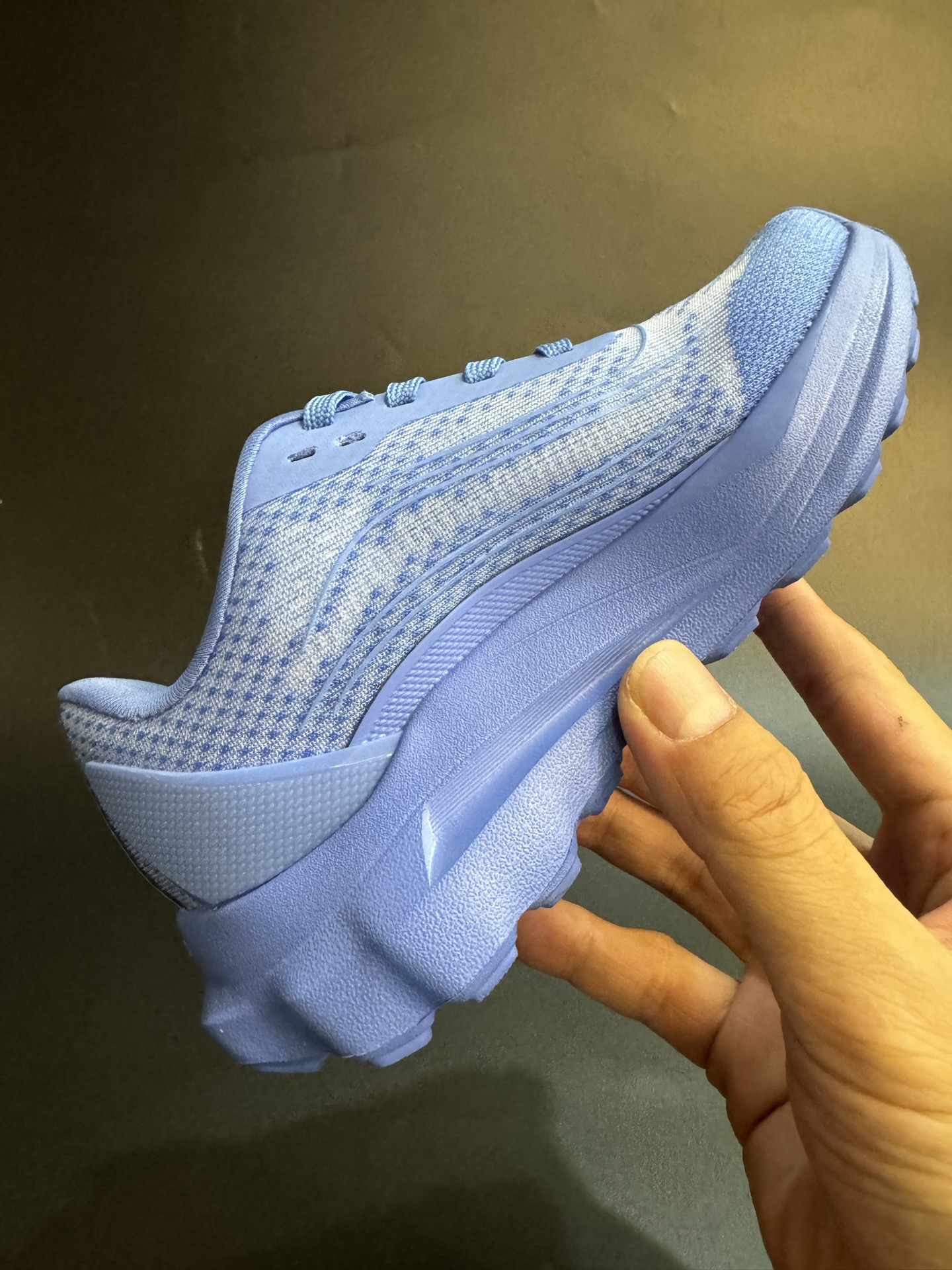 图片[5]-alo yoga Alo Runner 舒适柔软透气童鞋儿童运动鞋跑步鞋 尺码25–35 透气性鞋面 舒适不闷脚☁️ 耐磨防滑轻便大底，脚感超赞👍🏻-选品中心