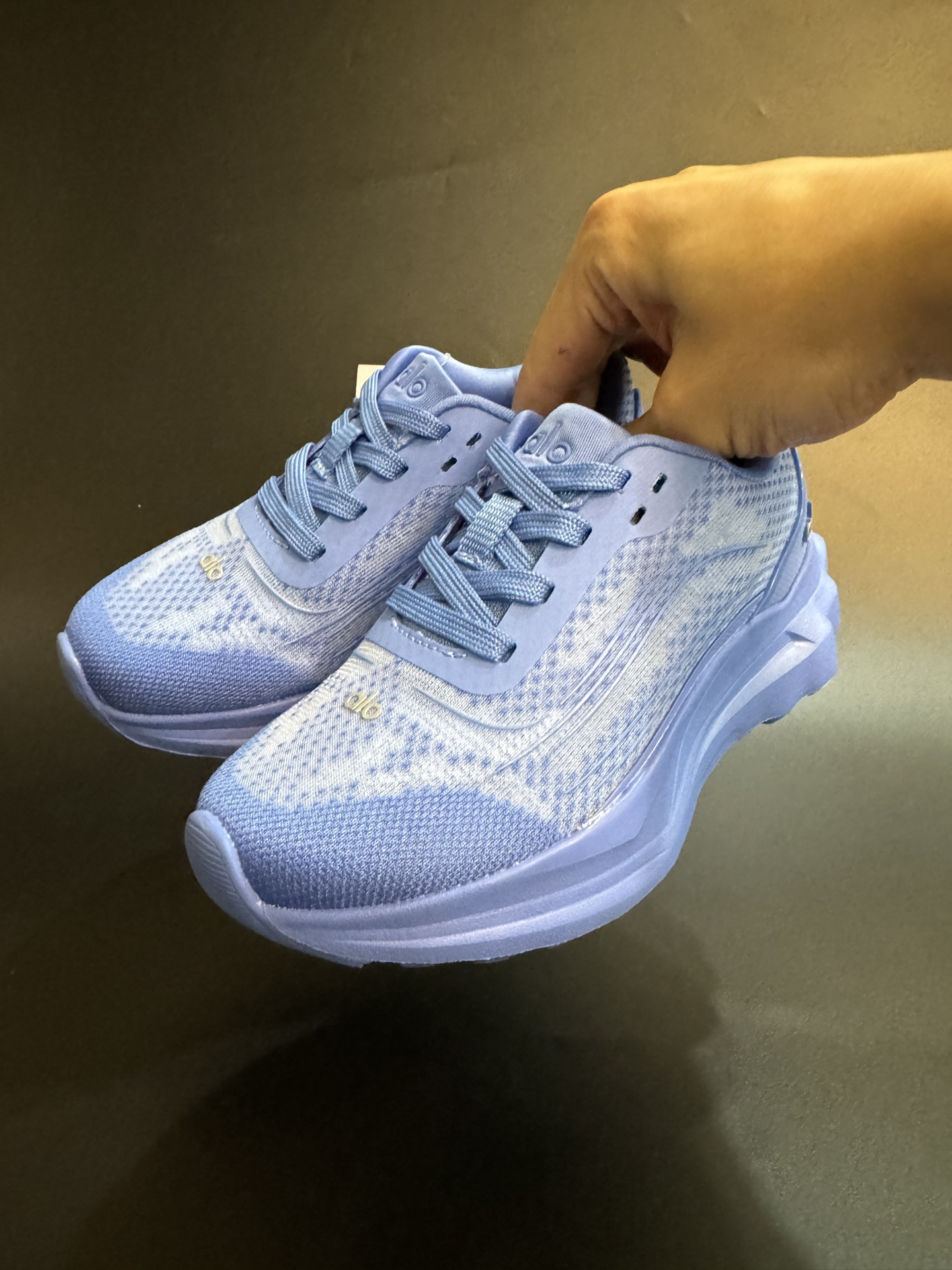 alo yoga Alo Runner 舒适柔软透气童鞋儿童运动鞋跑步鞋 尺码25–35 透气性鞋面 舒适不闷脚☁️ 耐磨防滑轻便大底，脚感超赞👍🏻-选品中心