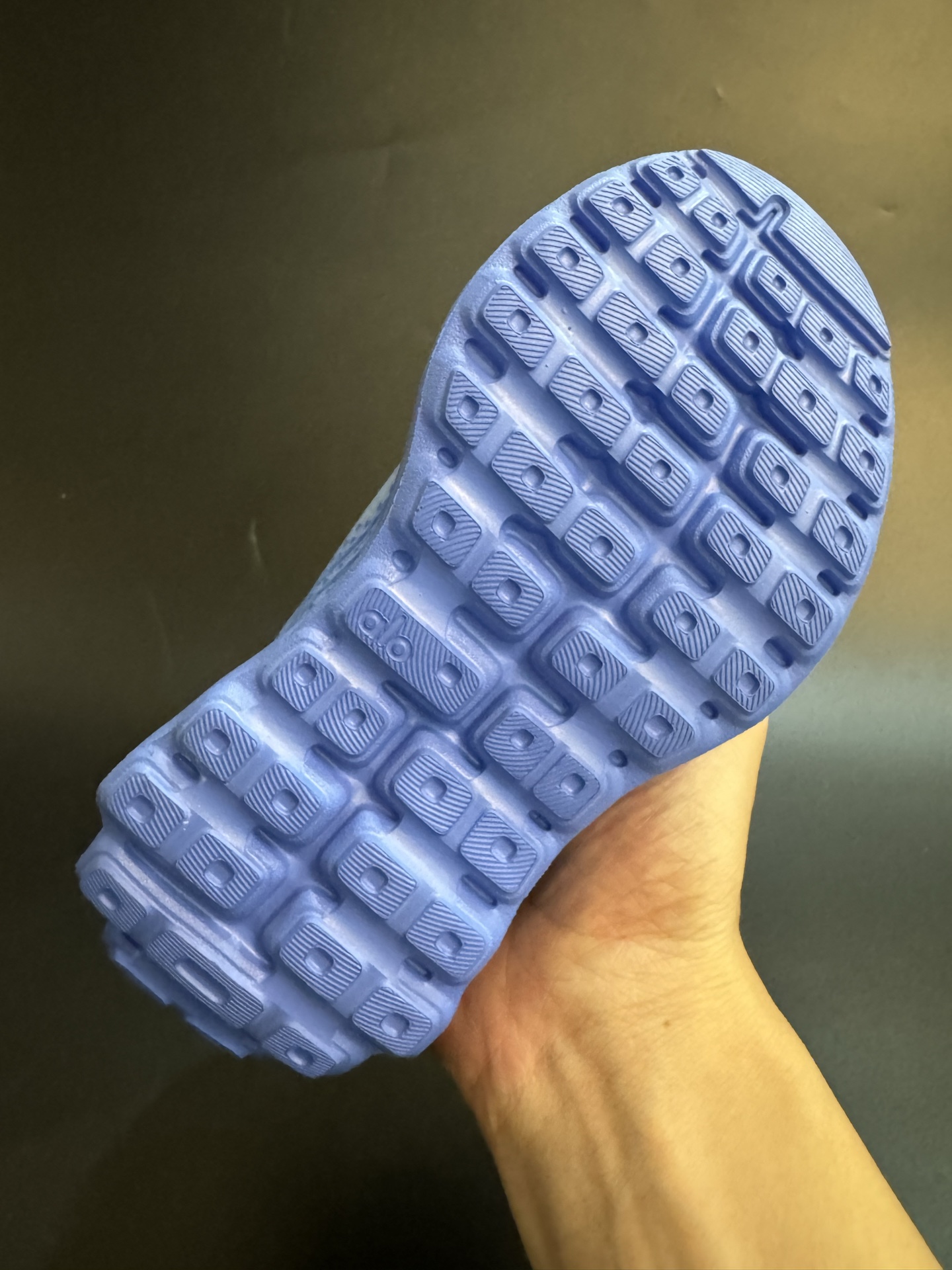 图片[8]-alo yoga Alo Runner 舒适柔软透气童鞋儿童运动鞋跑步鞋 尺码25–35 透气性鞋面 舒适不闷脚☁️ 耐磨防滑轻便大底，脚感超赞👍🏻-选品中心