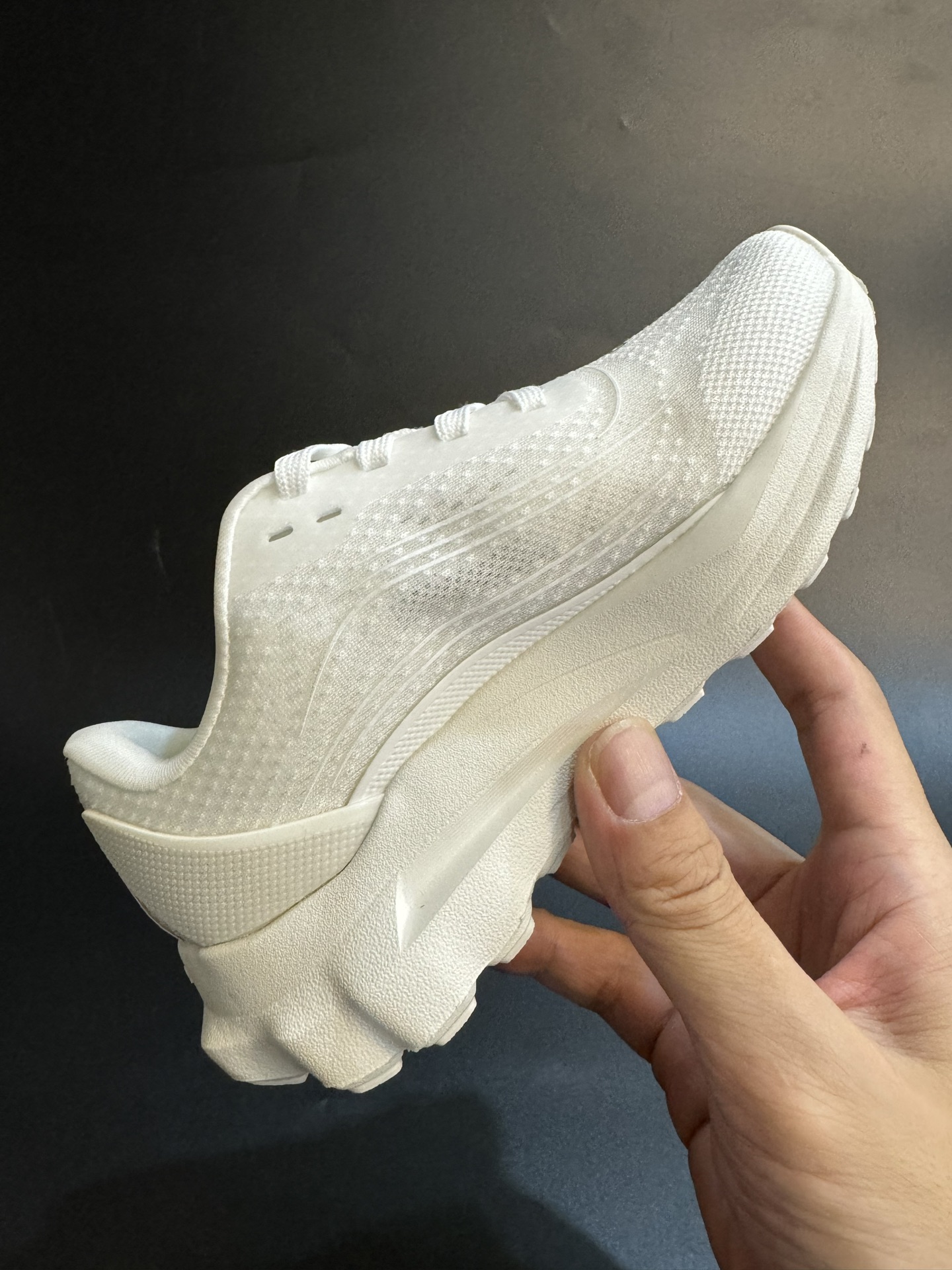 图片[5]-alo yoga Alo Runner 舒适柔软透气童鞋儿童运动鞋跑步鞋 尺码25–35 透气性鞋面 舒适不闷脚☁️ 耐磨防滑轻便大底，脚感超赞👍🏻-选品中心