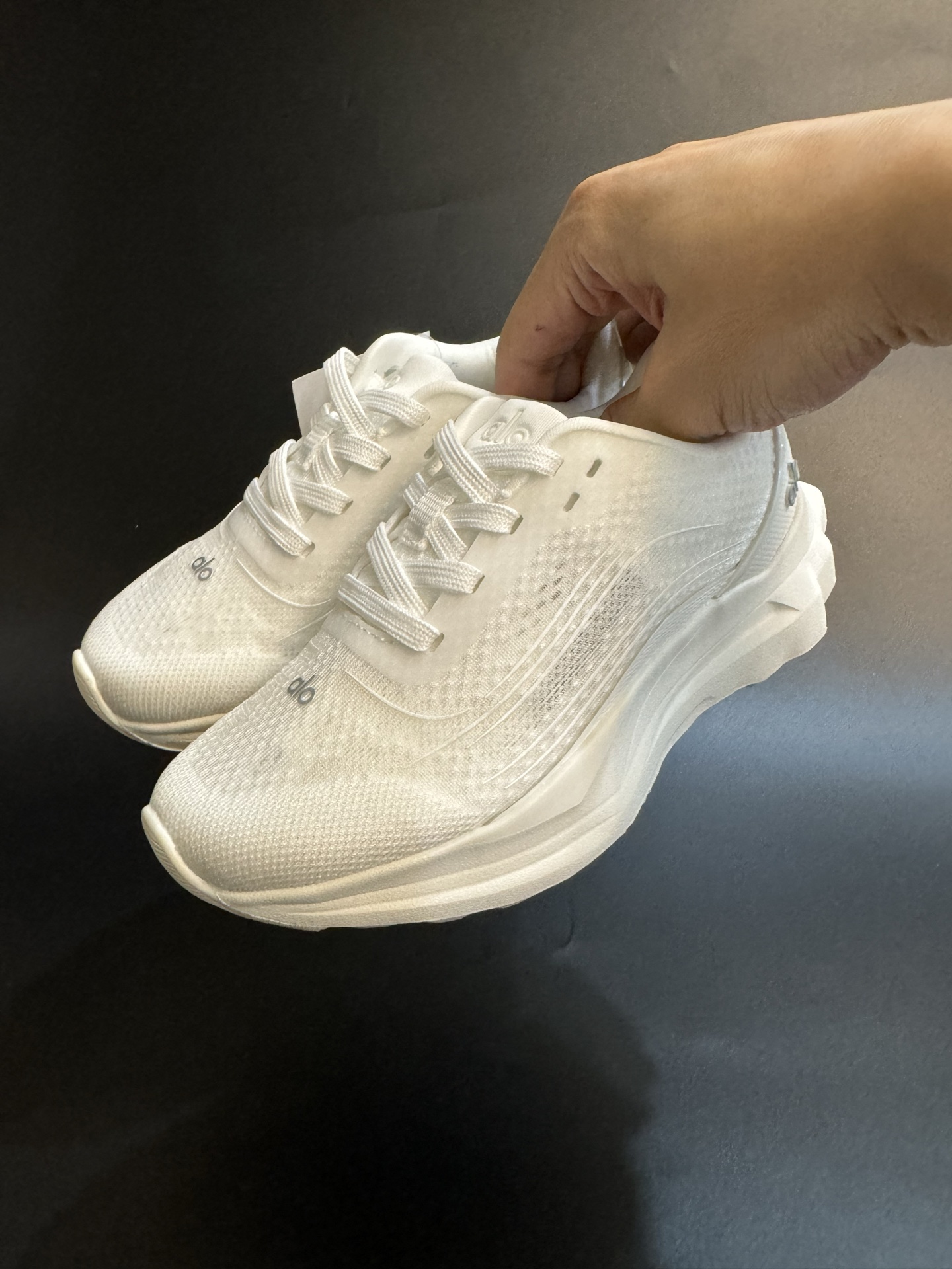 alo yoga Alo Runner 舒适柔软透气童鞋儿童运动鞋跑步鞋 尺码25–35 透气性鞋面 舒适不闷脚☁️ 耐磨防滑轻便大底，脚感超赞👍🏻-选品中心