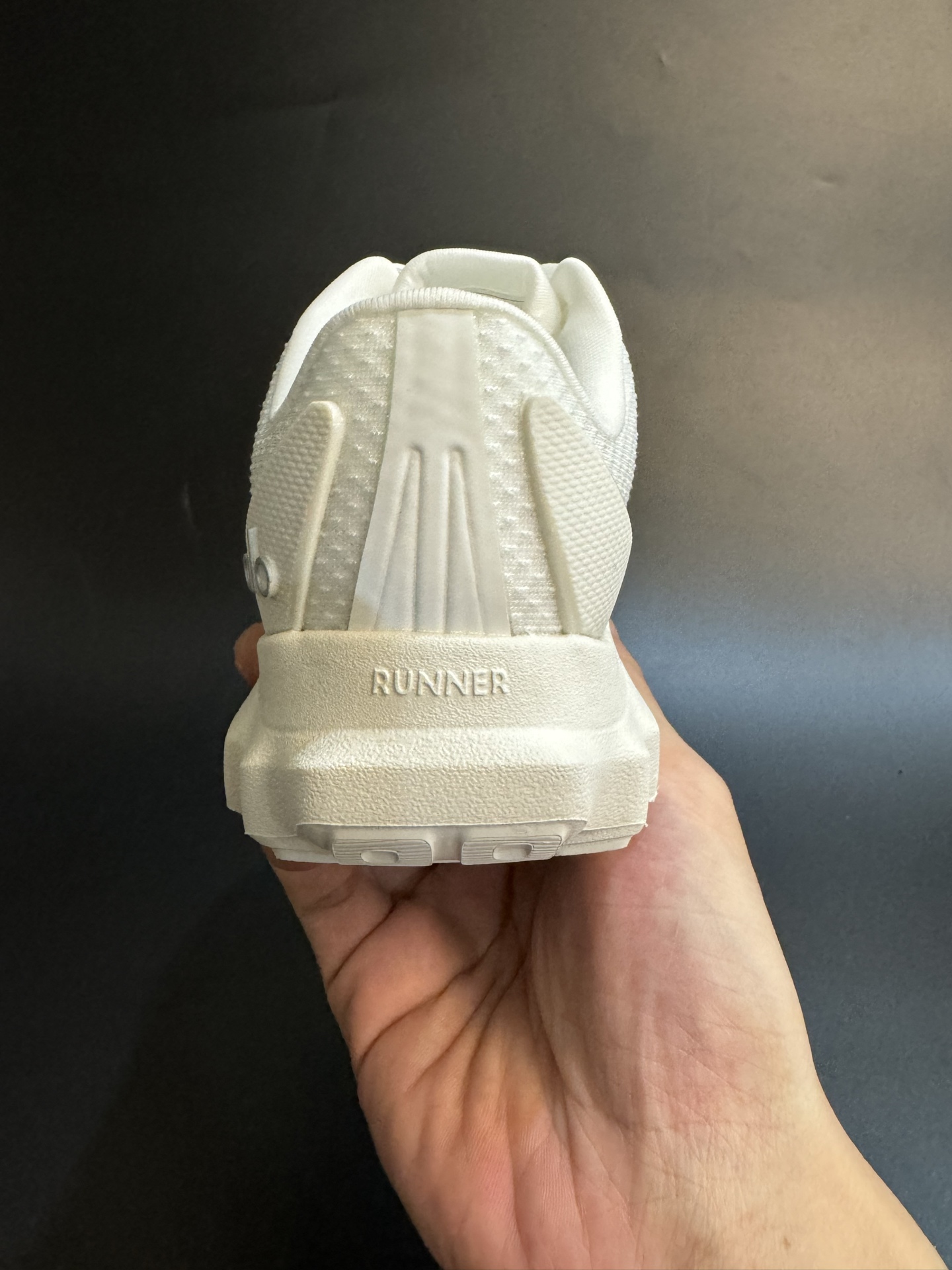 图片[6]-alo yoga Alo Runner 舒适柔软透气童鞋儿童运动鞋跑步鞋 尺码25–35 透气性鞋面 舒适不闷脚☁️ 耐磨防滑轻便大底，脚感超赞👍🏻-选品中心