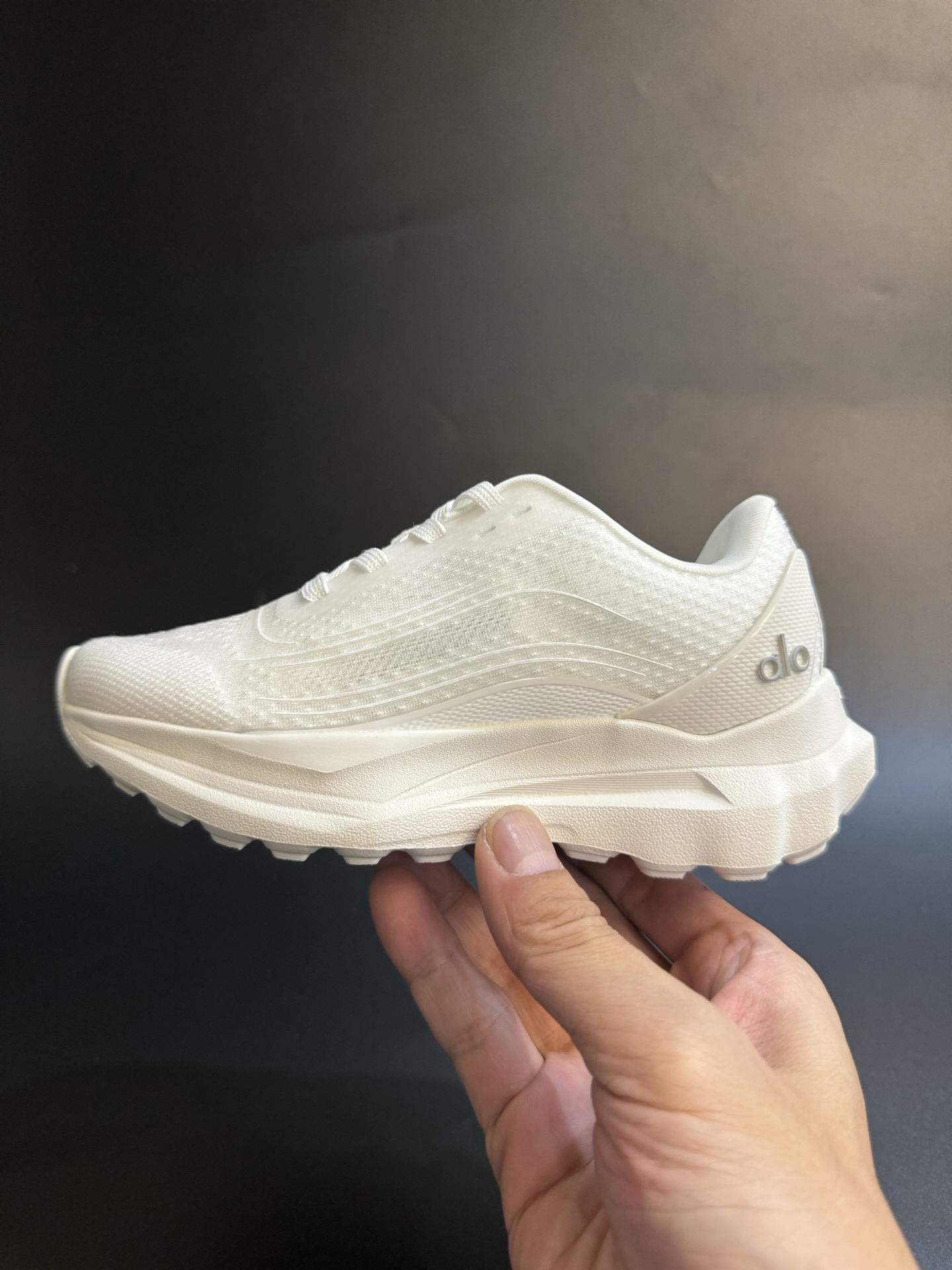 图片[3]-alo yoga Alo Runner 舒适柔软透气童鞋儿童运动鞋跑步鞋 尺码25–35 透气性鞋面 舒适不闷脚☁️ 耐磨防滑轻便大底，脚感超赞👍🏻-选品中心