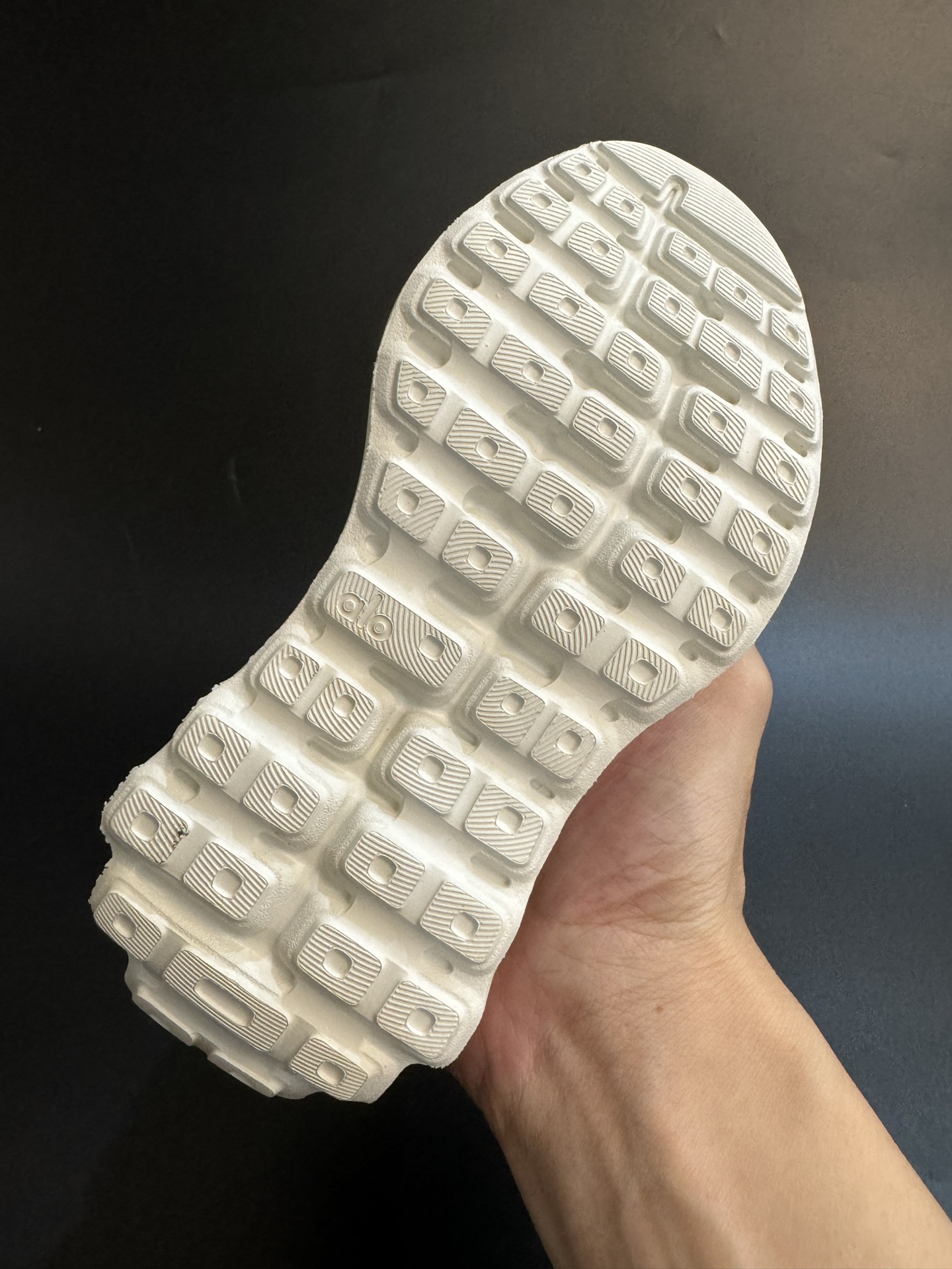 图片[8]-alo yoga Alo Runner 舒适柔软透气童鞋儿童运动鞋跑步鞋 尺码25–35 透气性鞋面 舒适不闷脚☁️ 耐磨防滑轻便大底，脚感超赞👍🏻-选品中心