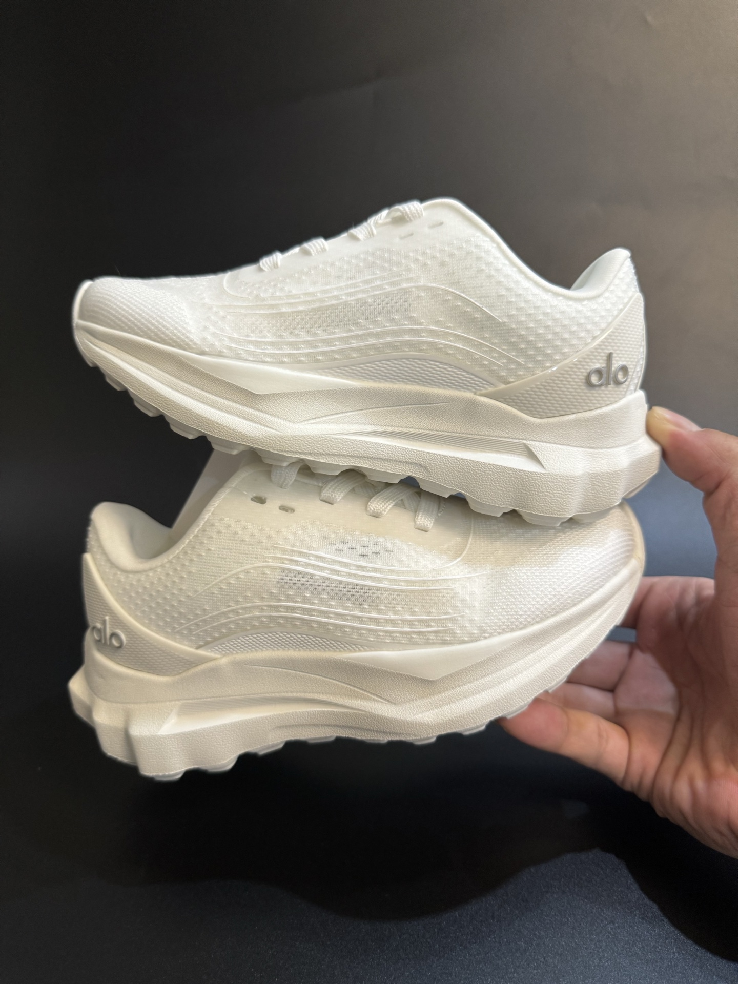 图片[9]-alo yoga Alo Runner 舒适柔软透气童鞋儿童运动鞋跑步鞋 尺码25–35 透气性鞋面 舒适不闷脚☁️ 耐磨防滑轻便大底，脚感超赞👍🏻-选品中心