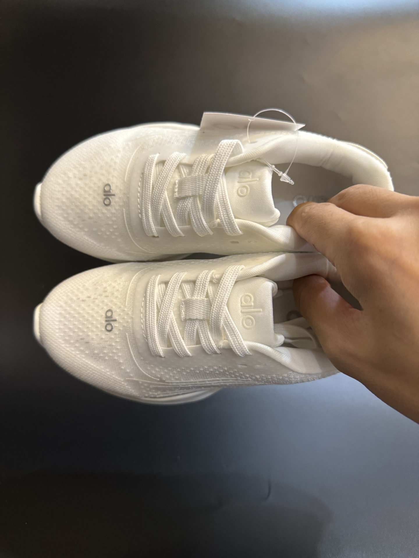 图片[2]-alo yoga Alo Runner 舒适柔软透气童鞋儿童运动鞋跑步鞋 尺码25–35 透气性鞋面 舒适不闷脚☁️ 耐磨防滑轻便大底，脚感超赞👍🏻-选品中心