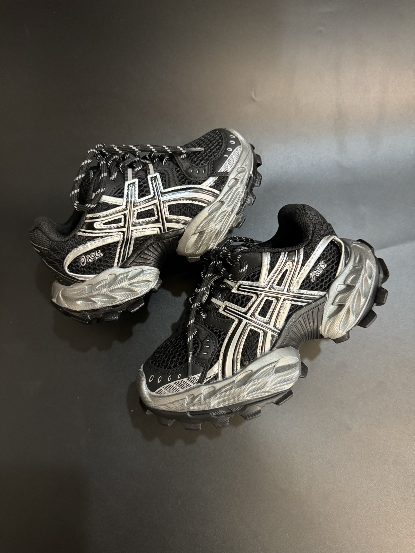 图片[9]-ASICS/亚瑟士 儿童老爹鞋厚底户外越野休闲运动跑步鞋。#透气网眼鞋面搭配合成革材质#采用全新AHAR+橡胶材质, 尺码26-37 透气性鞋面 舒适不闷脚☁️ 耐磨防滑轻便大底，脚感超赞👍🏻-选品中心