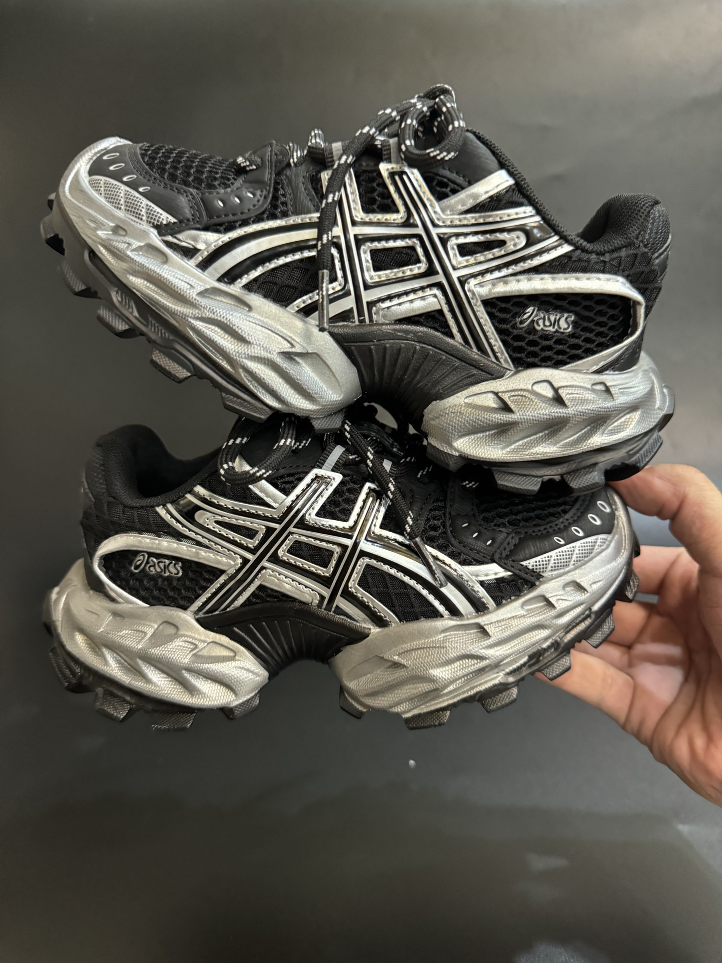 图片[8]-ASICS/亚瑟士 儿童老爹鞋厚底户外越野休闲运动跑步鞋。#透气网眼鞋面搭配合成革材质#采用全新AHAR+橡胶材质, 尺码26-37 透气性鞋面 舒适不闷脚☁️ 耐磨防滑轻便大底，脚感超赞👍🏻-选品中心