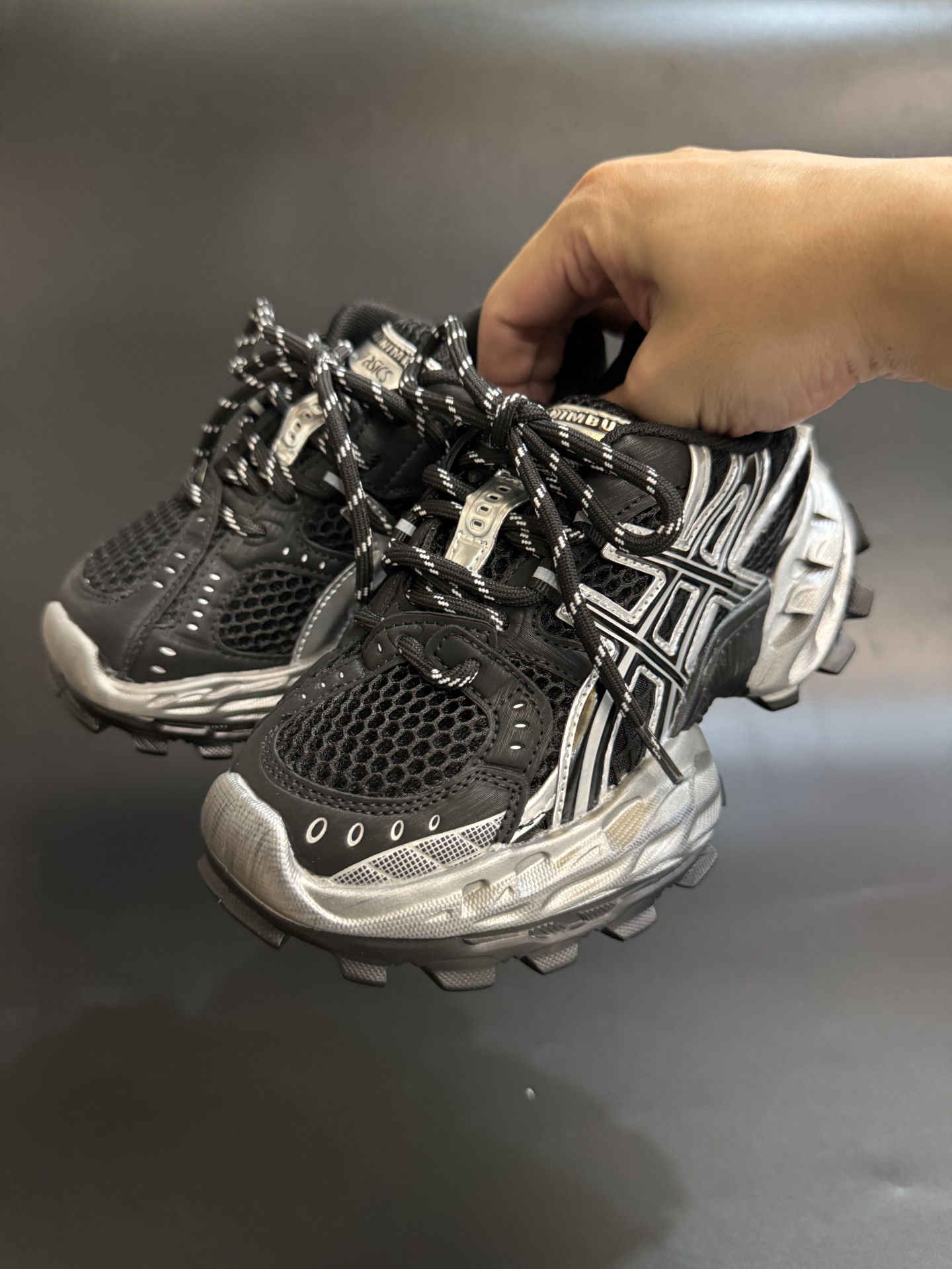 ASICS/亚瑟士 儿童老爹鞋厚底户外越野休闲运动跑步鞋。#透气网眼鞋面搭配合成革材质#采用全新AHAR+橡胶材质, 尺码26-37 透气性鞋面 舒适不闷脚☁️ 耐磨防滑轻便大底，脚感超赞👍🏻-选品中心