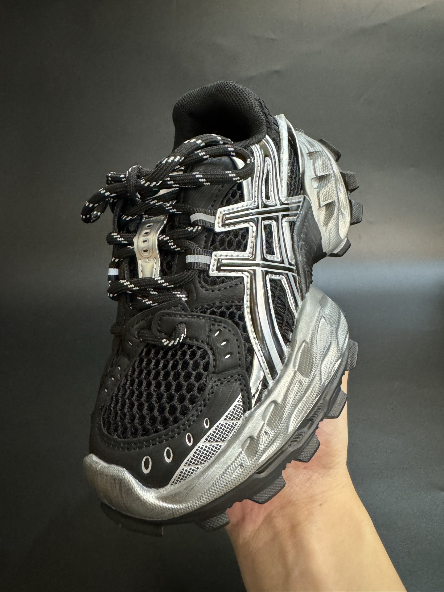 图片[4]-ASICS/亚瑟士 儿童老爹鞋厚底户外越野休闲运动跑步鞋。#透气网眼鞋面搭配合成革材质#采用全新AHAR+橡胶材质, 尺码26-37 透气性鞋面 舒适不闷脚☁️ 耐磨防滑轻便大底，脚感超赞👍🏻-选品中心