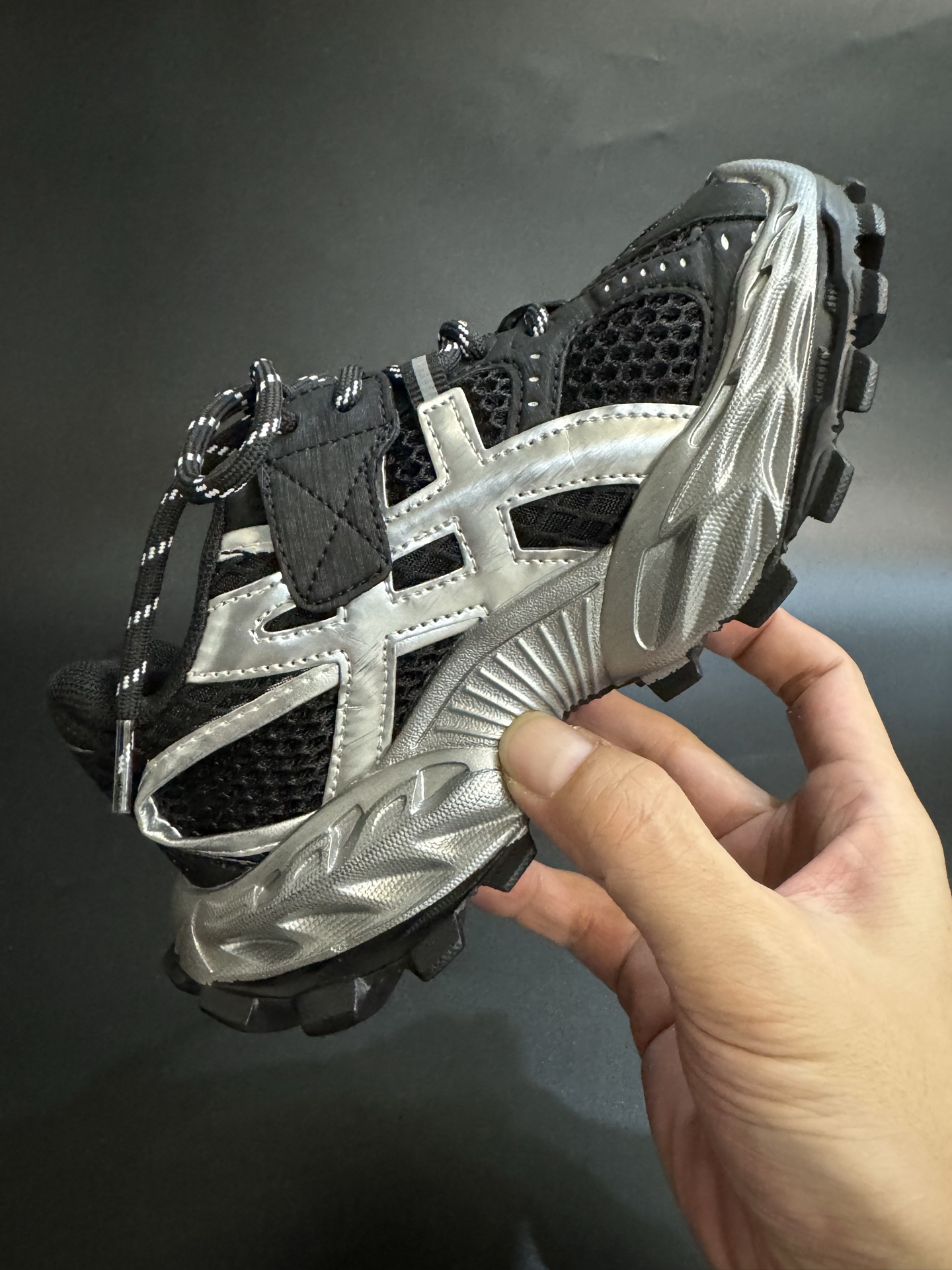 图片[5]-ASICS/亚瑟士 儿童老爹鞋厚底户外越野休闲运动跑步鞋。#透气网眼鞋面搭配合成革材质#采用全新AHAR+橡胶材质, 尺码26-37 透气性鞋面 舒适不闷脚☁️ 耐磨防滑轻便大底，脚感超赞👍🏻-选品中心