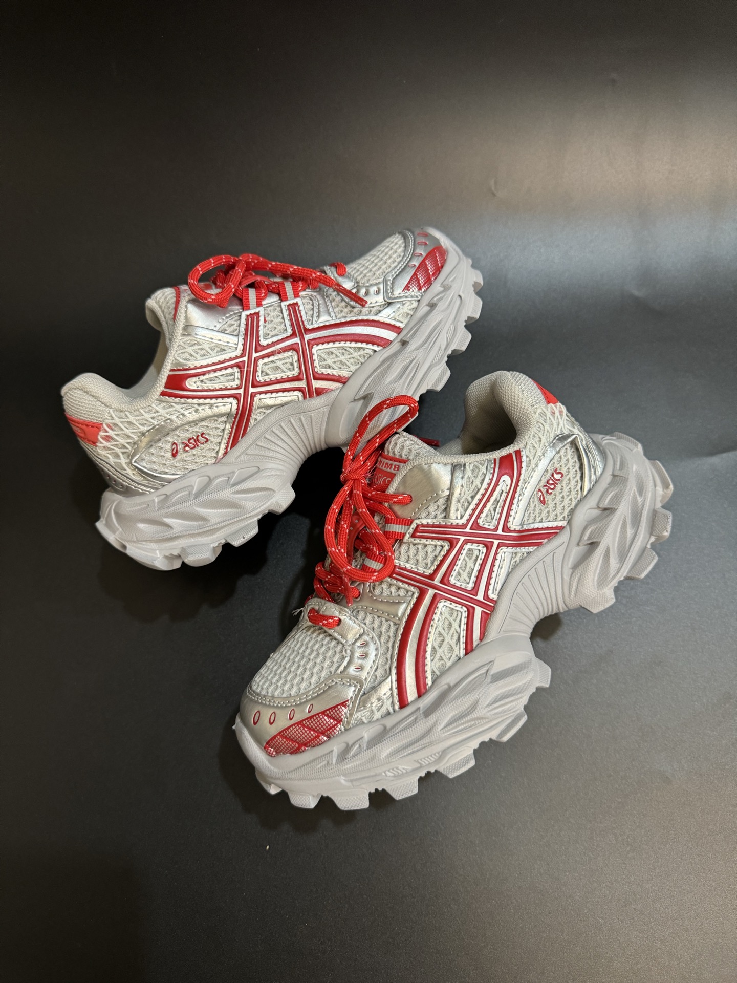 图片[9]-ASICS/亚瑟士 儿童老爹鞋厚底户外越野休闲运动跑步鞋。#透气网眼鞋面搭配合成革材质#采用全新AHAR+橡胶材质, 尺码26-37 透气性鞋面 舒适不闷脚☁️ 耐磨防滑轻便大底，脚感超赞👍🏻-选品中心