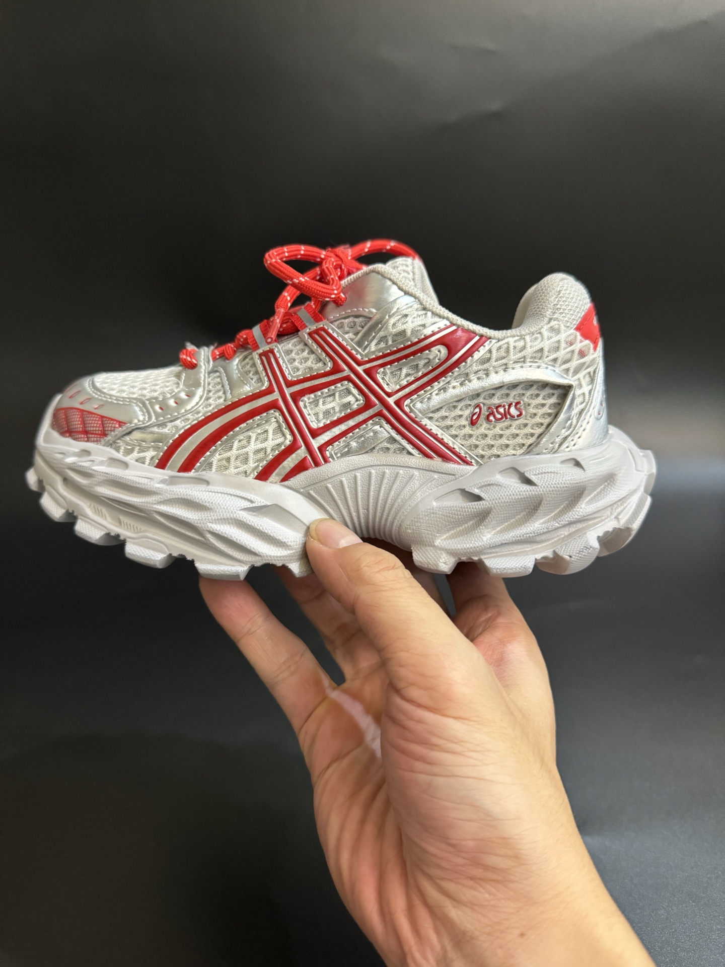 图片[3]-ASICS/亚瑟士 儿童老爹鞋厚底户外越野休闲运动跑步鞋。#透气网眼鞋面搭配合成革材质#采用全新AHAR+橡胶材质, 尺码26-37 透气性鞋面 舒适不闷脚☁️ 耐磨防滑轻便大底，脚感超赞👍🏻-选品中心