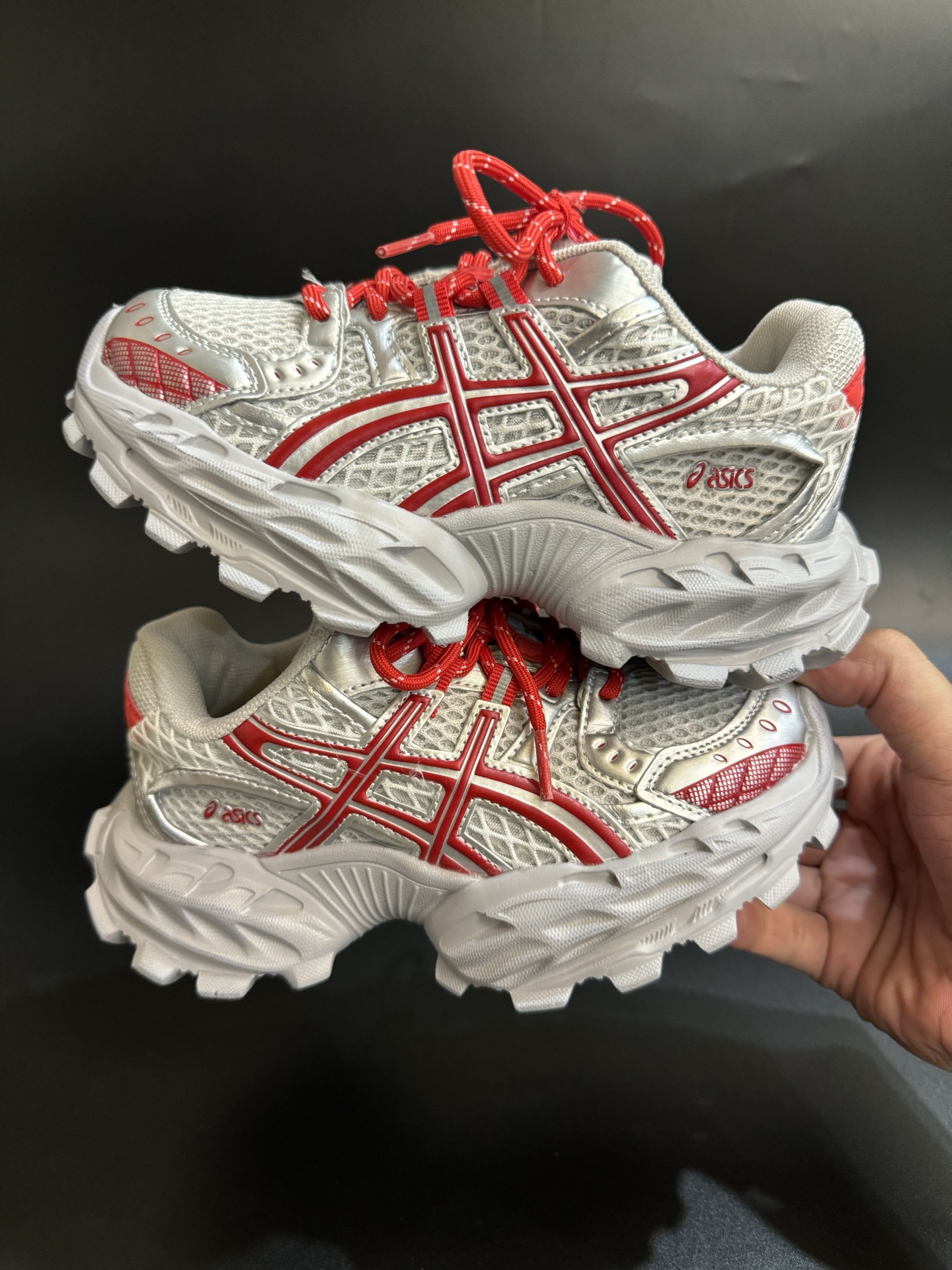 图片[8]-ASICS/亚瑟士 儿童老爹鞋厚底户外越野休闲运动跑步鞋。#透气网眼鞋面搭配合成革材质#采用全新AHAR+橡胶材质, 尺码26-37 透气性鞋面 舒适不闷脚☁️ 耐磨防滑轻便大底，脚感超赞👍🏻-选品中心