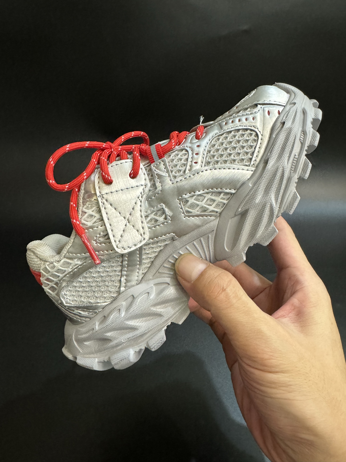 图片[5]-ASICS/亚瑟士 儿童老爹鞋厚底户外越野休闲运动跑步鞋。#透气网眼鞋面搭配合成革材质#采用全新AHAR+橡胶材质, 尺码26-37 透气性鞋面 舒适不闷脚☁️ 耐磨防滑轻便大底，脚感超赞👍🏻-选品中心