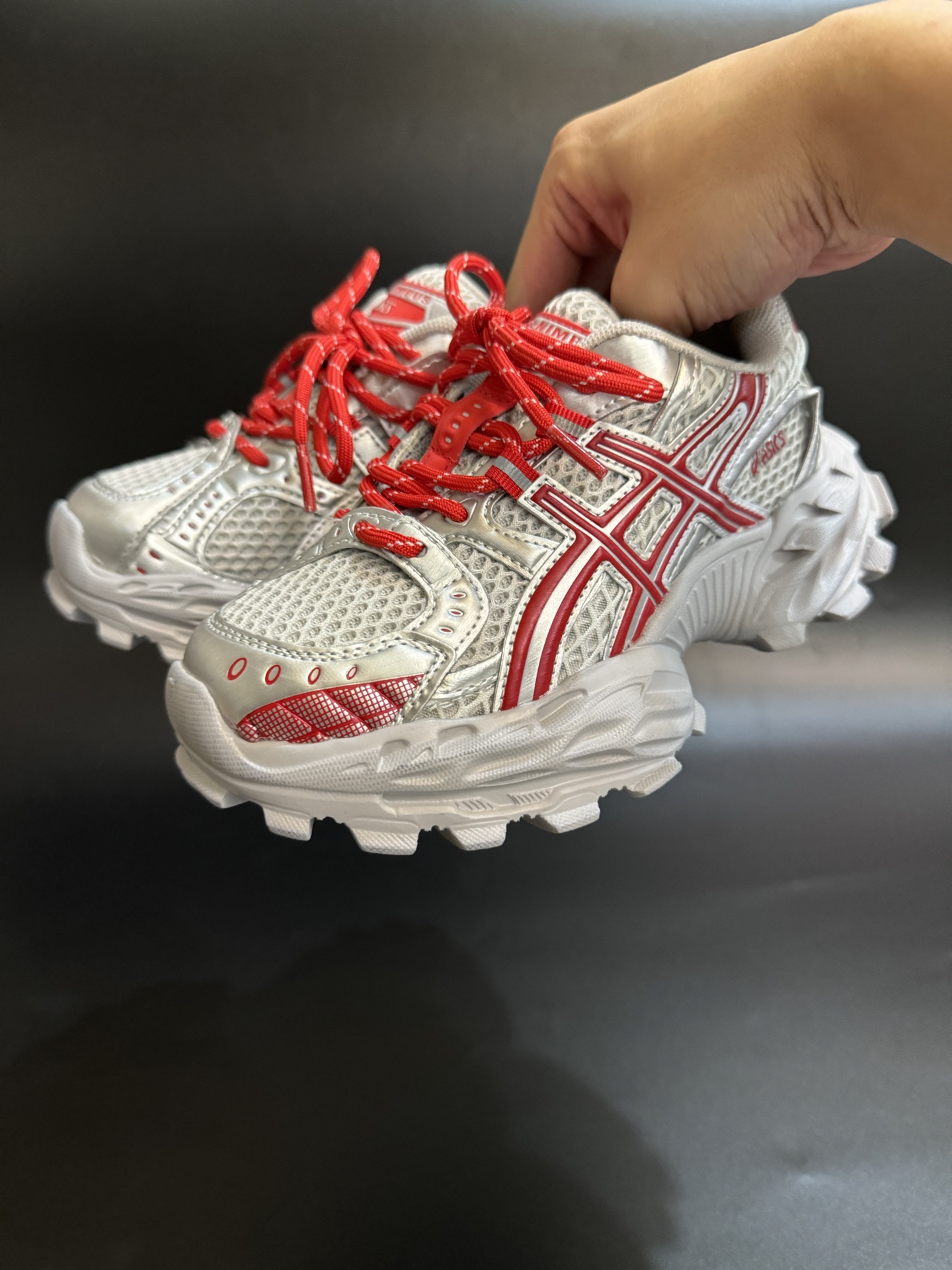 ASICS/亚瑟士 儿童老爹鞋厚底户外越野休闲运动跑步鞋。#透气网眼鞋面搭配合成革材质#采用全新AHAR+橡胶材质, 尺码26-37 透气性鞋面 舒适不闷脚☁️ 耐磨防滑轻便大底，脚感超赞👍🏻-选品中心