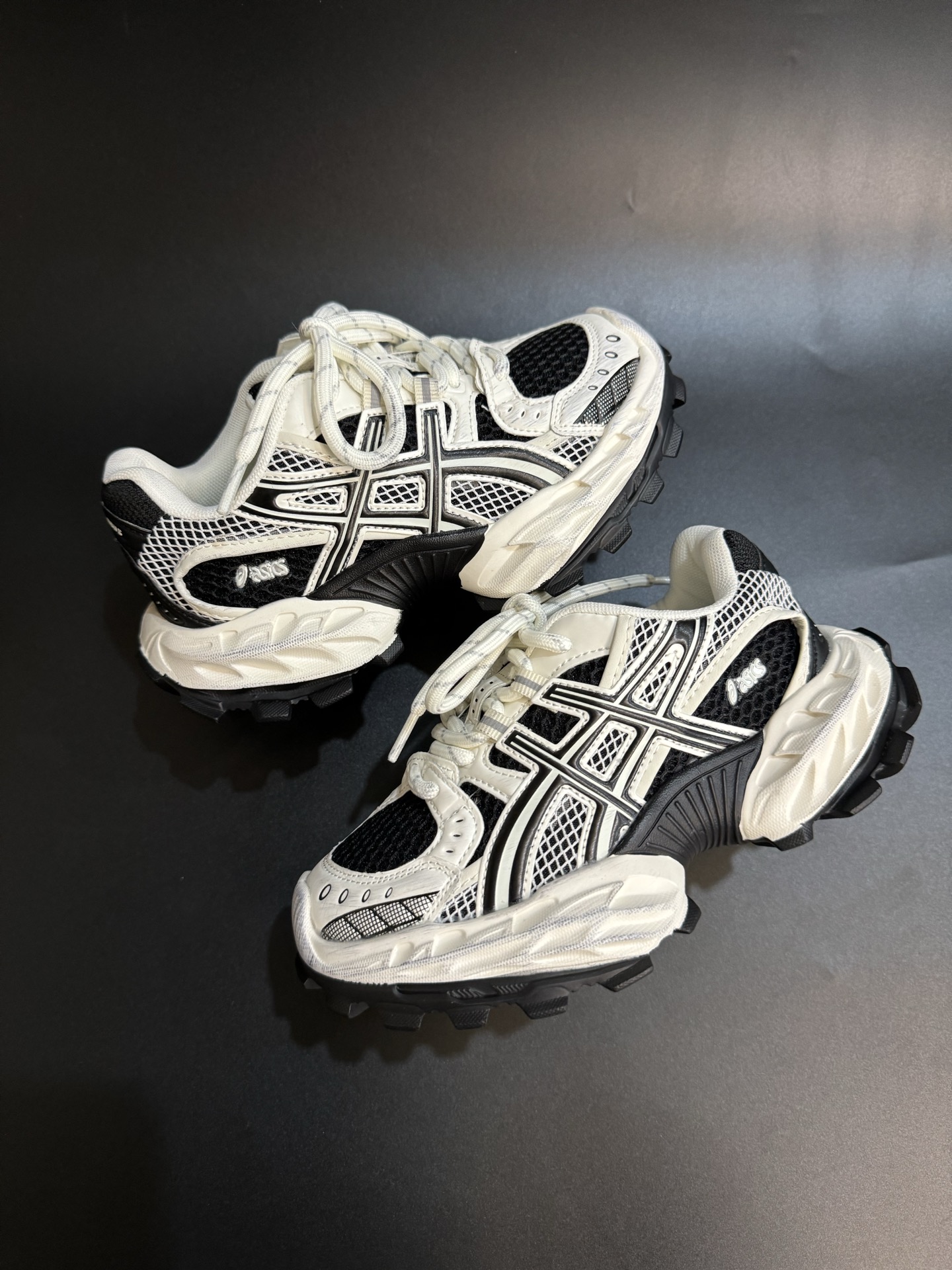 图片[9]-ASICS/亚瑟士 儿童老爹鞋厚底户外越野休闲运动跑步鞋。#透气网眼鞋面搭配合成革材质#采用全新AHAR+橡胶材质, 尺码26-37 透气性鞋面 舒适不闷脚☁️ 耐磨防滑轻便大底，脚感超赞👍🏻-选品中心