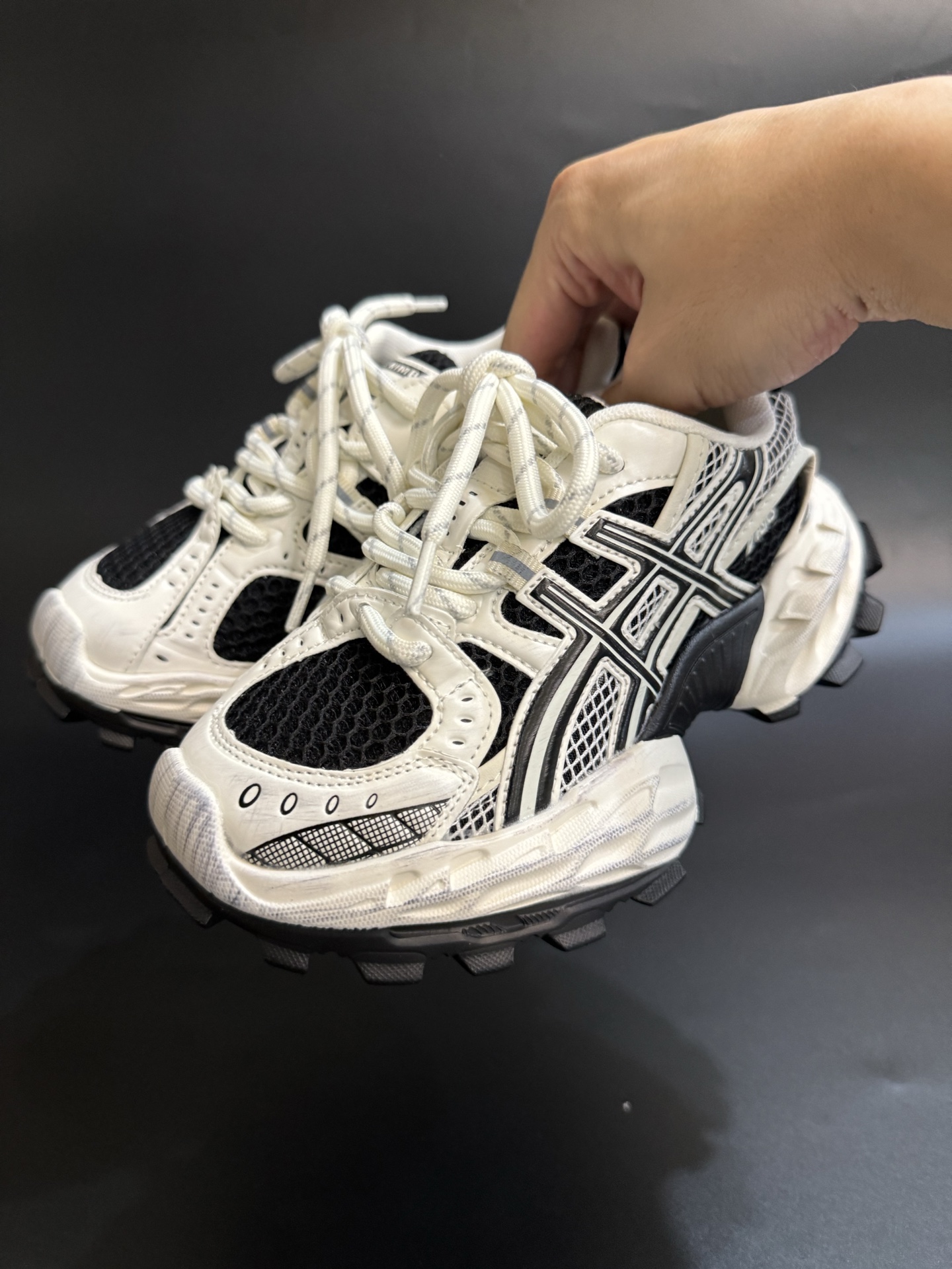 ASICS/亚瑟士 儿童老爹鞋厚底户外越野休闲运动跑步鞋。#透气网眼鞋面搭配合成革材质#采用全新AHAR+橡胶材质, 尺码26-37 透气性鞋面 舒适不闷脚☁️ 耐磨防滑轻便大底，脚感超赞👍🏻-选品中心