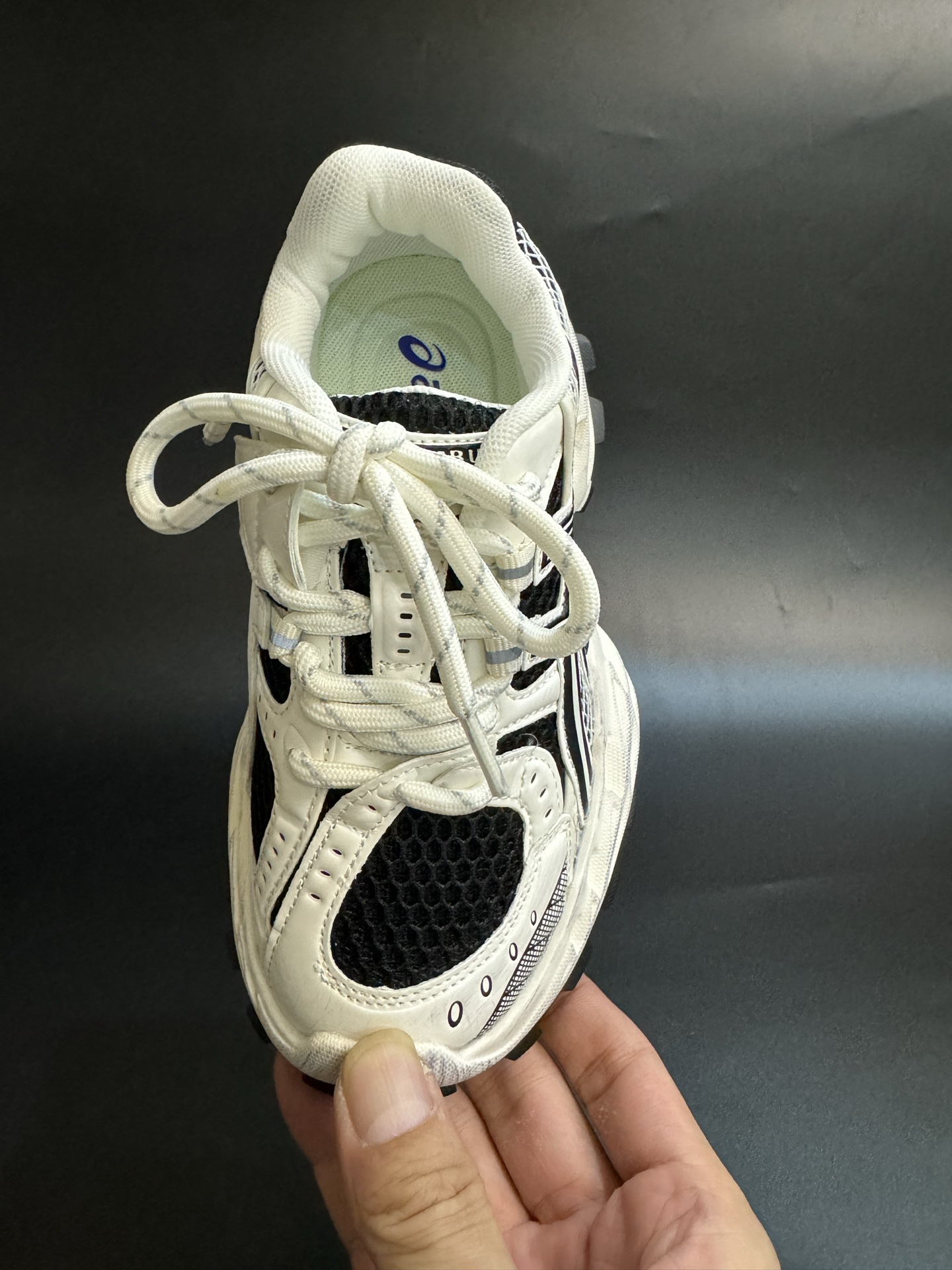 图片[6]-ASICS/亚瑟士 儿童老爹鞋厚底户外越野休闲运动跑步鞋。#透气网眼鞋面搭配合成革材质#采用全新AHAR+橡胶材质, 尺码26-37 透气性鞋面 舒适不闷脚☁️ 耐磨防滑轻便大底，脚感超赞👍🏻-选品中心