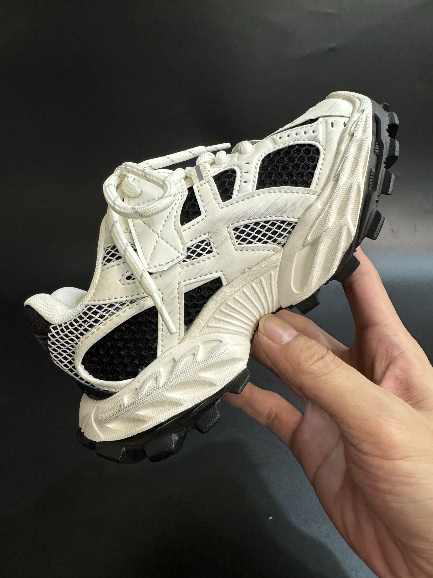 图片[5]-ASICS/亚瑟士 儿童老爹鞋厚底户外越野休闲运动跑步鞋。#透气网眼鞋面搭配合成革材质#采用全新AHAR+橡胶材质, 尺码26-37 透气性鞋面 舒适不闷脚☁️ 耐磨防滑轻便大底，脚感超赞👍🏻-选品中心