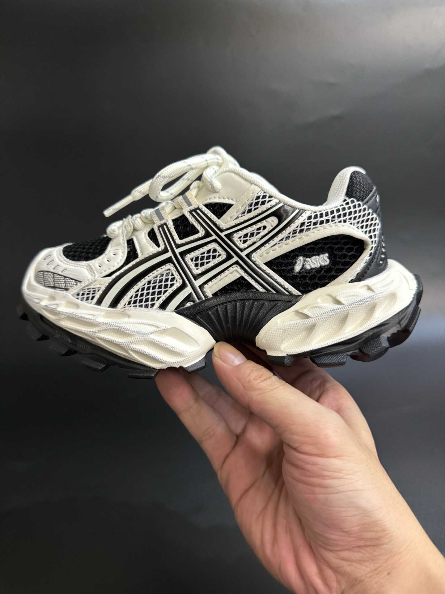 图片[3]-ASICS/亚瑟士 儿童老爹鞋厚底户外越野休闲运动跑步鞋。#透气网眼鞋面搭配合成革材质#采用全新AHAR+橡胶材质, 尺码26-37 透气性鞋面 舒适不闷脚☁️ 耐磨防滑轻便大底，脚感超赞👍🏻-选品中心