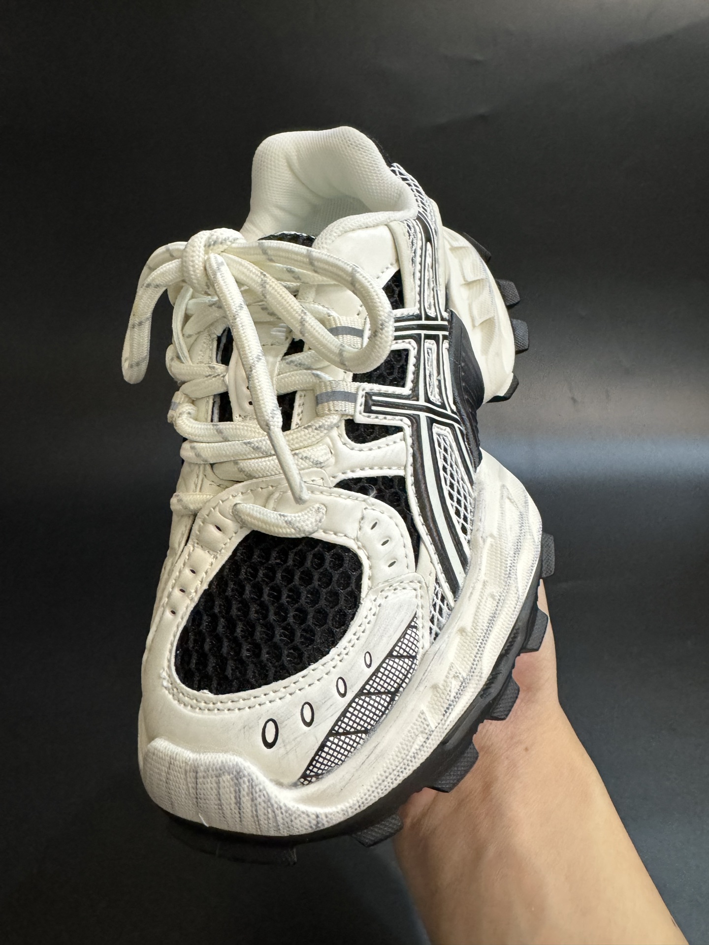 图片[4]-ASICS/亚瑟士 儿童老爹鞋厚底户外越野休闲运动跑步鞋。#透气网眼鞋面搭配合成革材质#采用全新AHAR+橡胶材质, 尺码26-37 透气性鞋面 舒适不闷脚☁️ 耐磨防滑轻便大底，脚感超赞👍🏻-选品中心