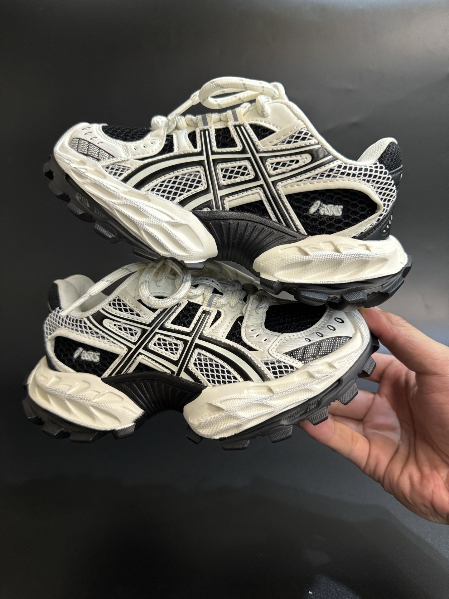 图片[8]-ASICS/亚瑟士 儿童老爹鞋厚底户外越野休闲运动跑步鞋。#透气网眼鞋面搭配合成革材质#采用全新AHAR+橡胶材质, 尺码26-37 透气性鞋面 舒适不闷脚☁️ 耐磨防滑轻便大底，脚感超赞👍🏻-选品中心