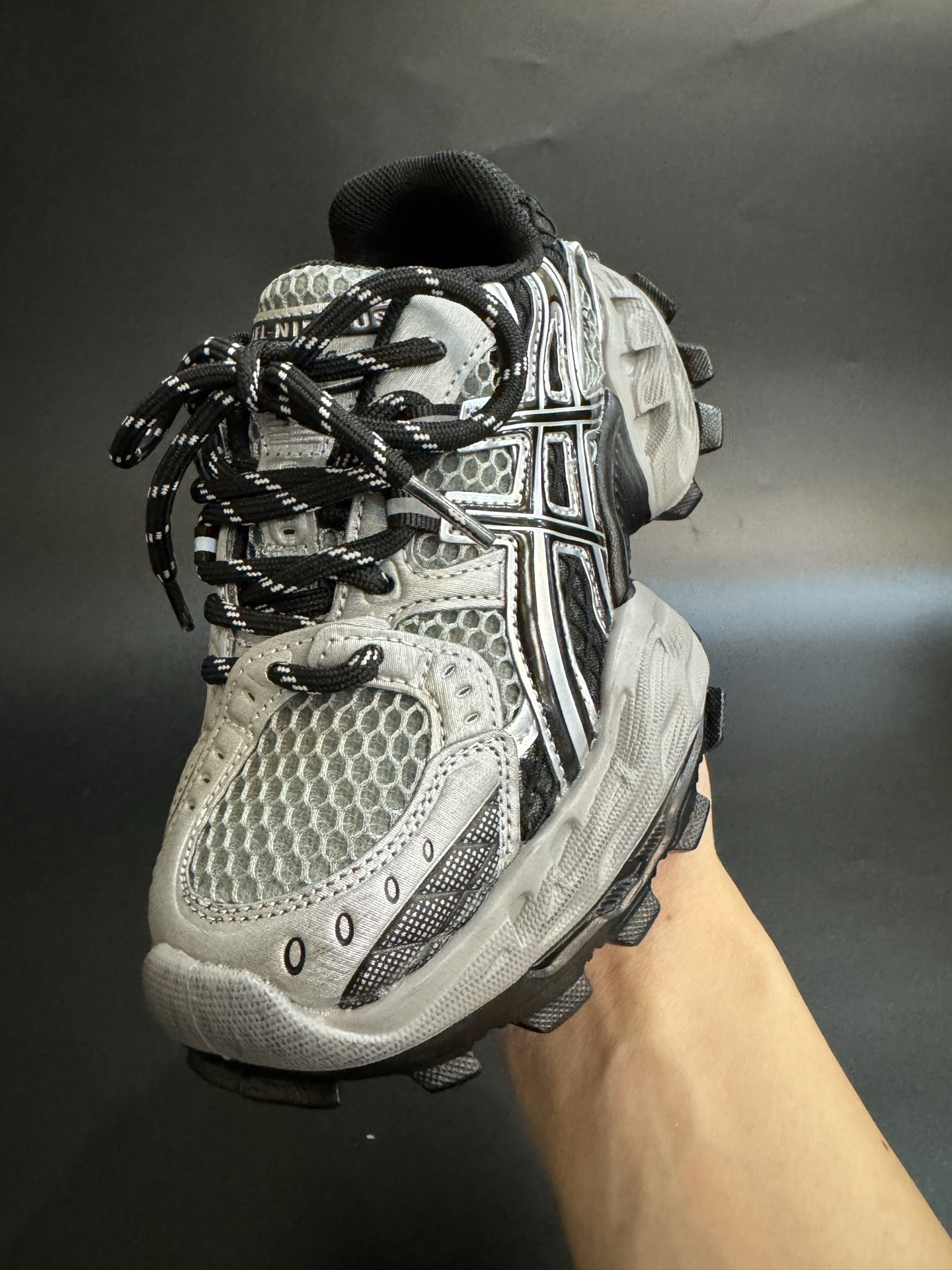 图片[4]-ASICS/亚瑟士 儿童老爹鞋厚底户外越野休闲运动跑步鞋。#透气网眼鞋面搭配合成革材质#采用全新AHAR+橡胶材质, 尺码26-37 透气性鞋面 舒适不闷脚☁️ 耐磨防滑轻便大底，脚感超赞👍🏻-选品中心