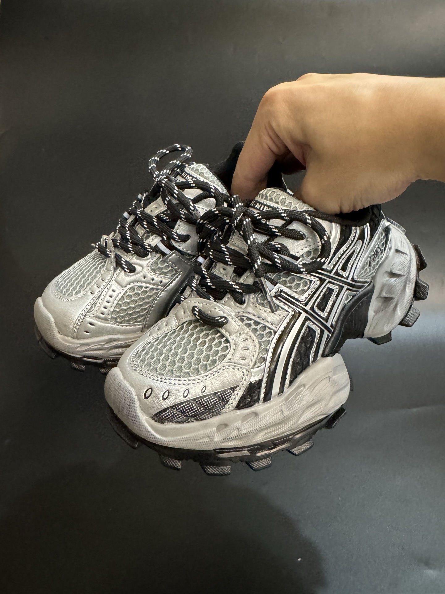 ASICS/亚瑟士 儿童老爹鞋厚底户外越野休闲运动跑步鞋。#透气网眼鞋面搭配合成革材质#采用全新AHAR+橡胶材质, 尺码26-37 透气性鞋面 舒适不闷脚☁️ 耐磨防滑轻便大底，脚感超赞👍🏻-选品中心