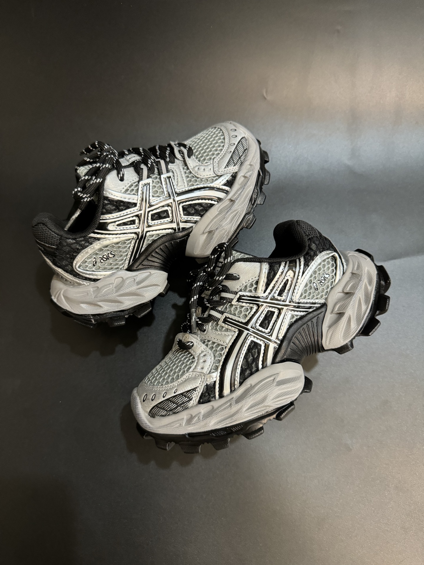 图片[9]-ASICS/亚瑟士 儿童老爹鞋厚底户外越野休闲运动跑步鞋。#透气网眼鞋面搭配合成革材质#采用全新AHAR+橡胶材质, 尺码26-37 透气性鞋面 舒适不闷脚☁️ 耐磨防滑轻便大底，脚感超赞👍🏻-选品中心