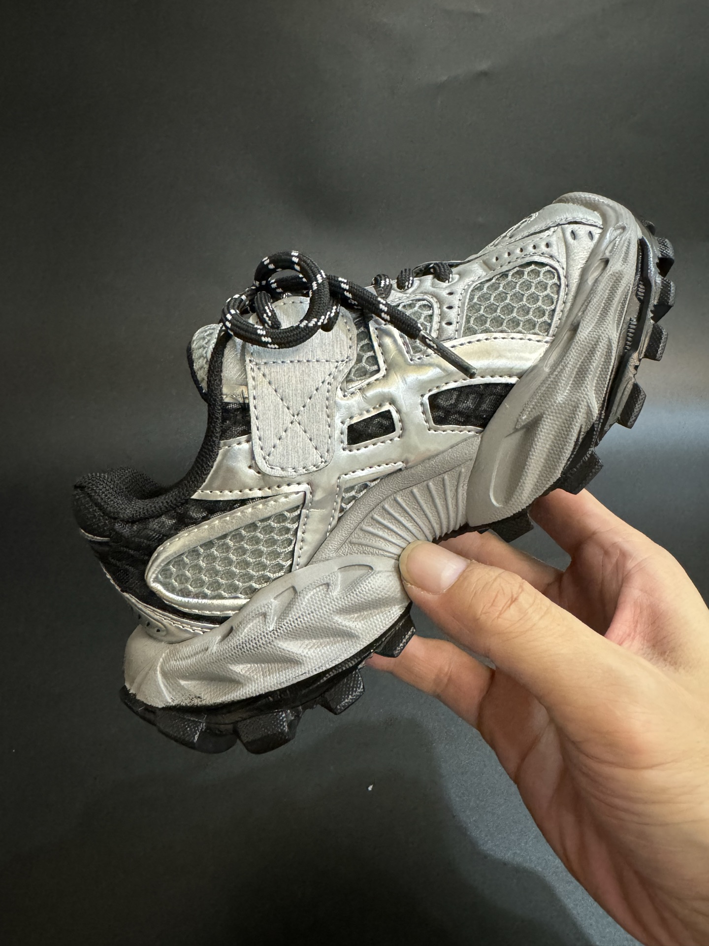 图片[5]-ASICS/亚瑟士 儿童老爹鞋厚底户外越野休闲运动跑步鞋。#透气网眼鞋面搭配合成革材质#采用全新AHAR+橡胶材质, 尺码26-37 透气性鞋面 舒适不闷脚☁️ 耐磨防滑轻便大底，脚感超赞👍🏻-选品中心