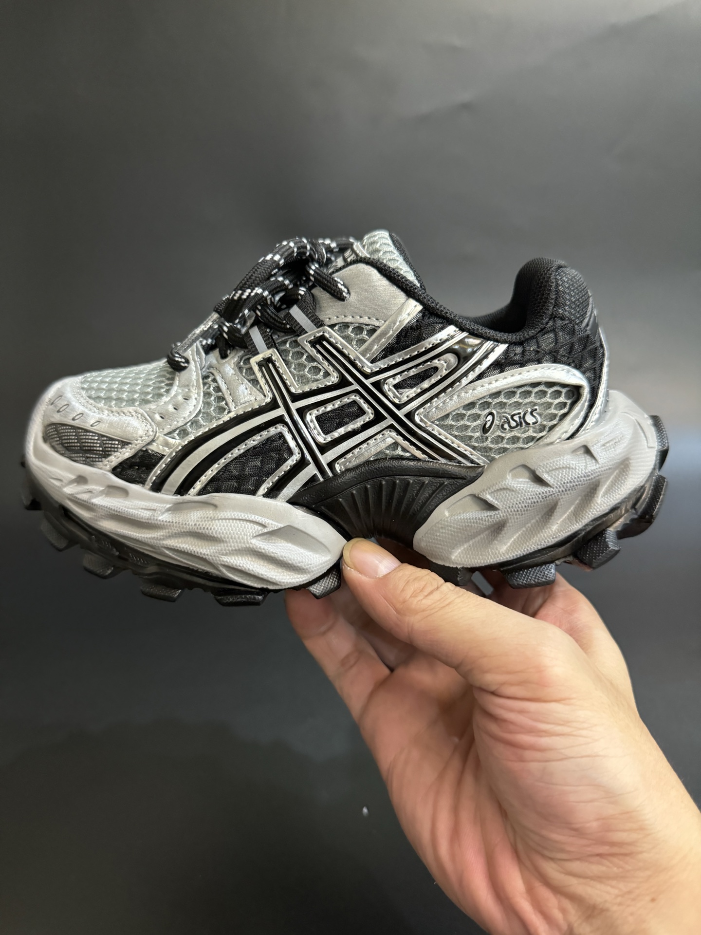 图片[3]-ASICS/亚瑟士 儿童老爹鞋厚底户外越野休闲运动跑步鞋。#透气网眼鞋面搭配合成革材质#采用全新AHAR+橡胶材质, 尺码26-37 透气性鞋面 舒适不闷脚☁️ 耐磨防滑轻便大底，脚感超赞👍🏻-选品中心