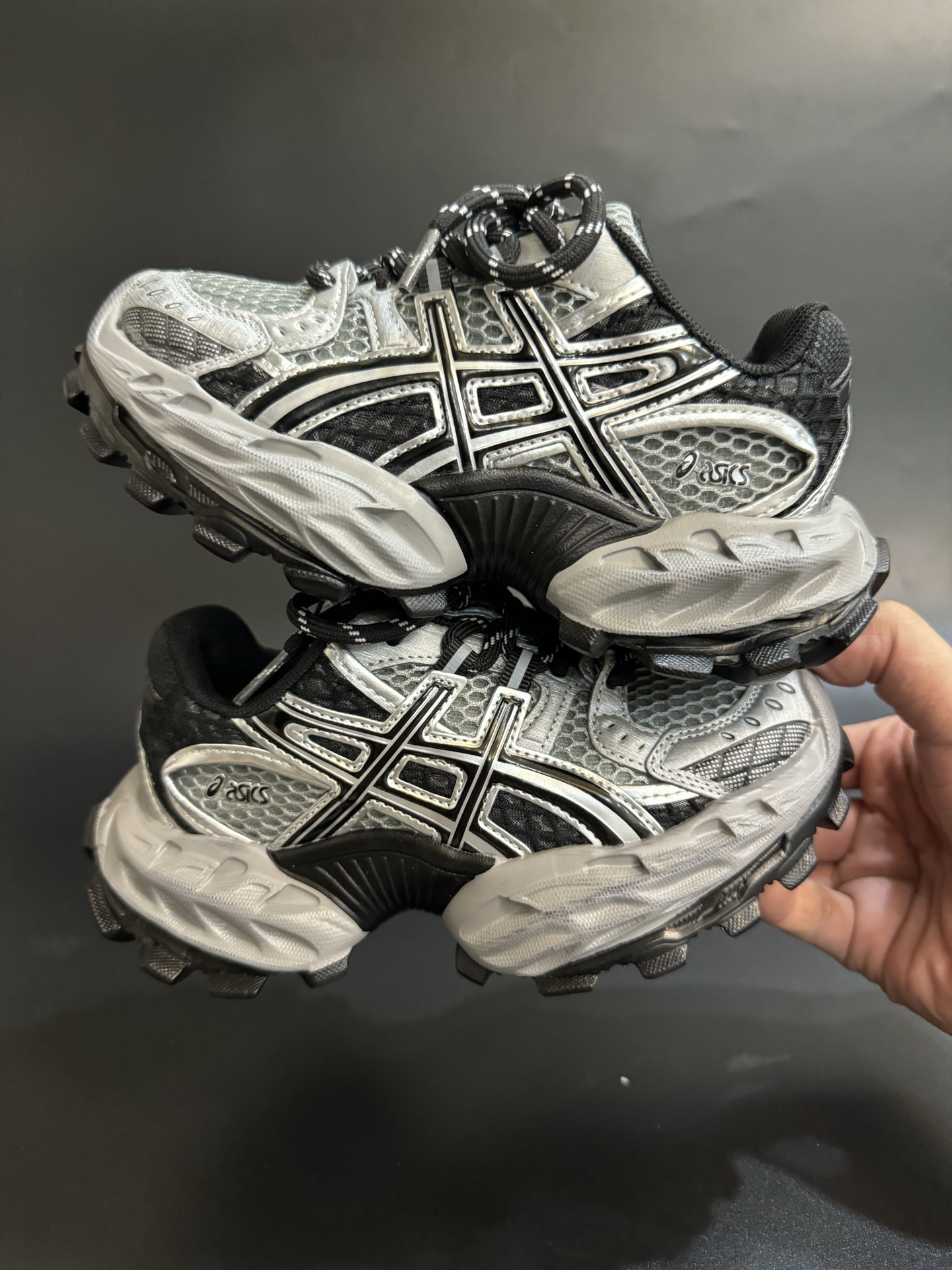 图片[8]-ASICS/亚瑟士 儿童老爹鞋厚底户外越野休闲运动跑步鞋。#透气网眼鞋面搭配合成革材质#采用全新AHAR+橡胶材质, 尺码26-37 透气性鞋面 舒适不闷脚☁️ 耐磨防滑轻便大底，脚感超赞👍🏻-选品中心