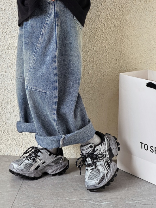 图片[5]-ASICS/亚瑟士 儿童老爹鞋厚底户外越野休闲运动跑步鞋。#透气网眼鞋面搭配合成革材质#采用全新AHAR+橡胶材质, 尺码26-37 透气性鞋面 舒适不闷脚☁️ 耐磨防滑轻便大底，脚感超赞👍🏻-选品中心