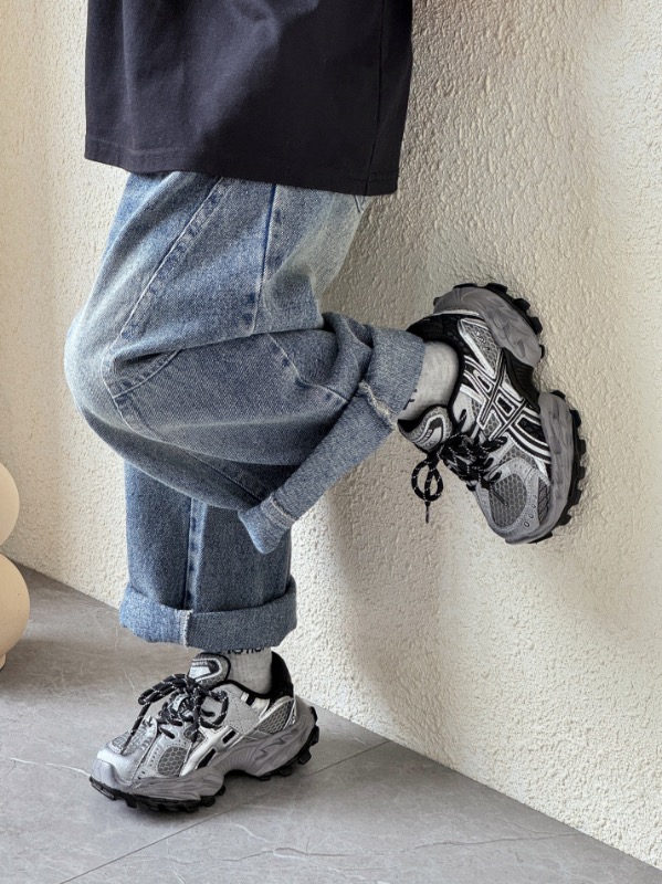 图片[4]-ASICS/亚瑟士 儿童老爹鞋厚底户外越野休闲运动跑步鞋。#透气网眼鞋面搭配合成革材质#采用全新AHAR+橡胶材质, 尺码26-37 透气性鞋面 舒适不闷脚☁️ 耐磨防滑轻便大底，脚感超赞👍🏻-选品中心